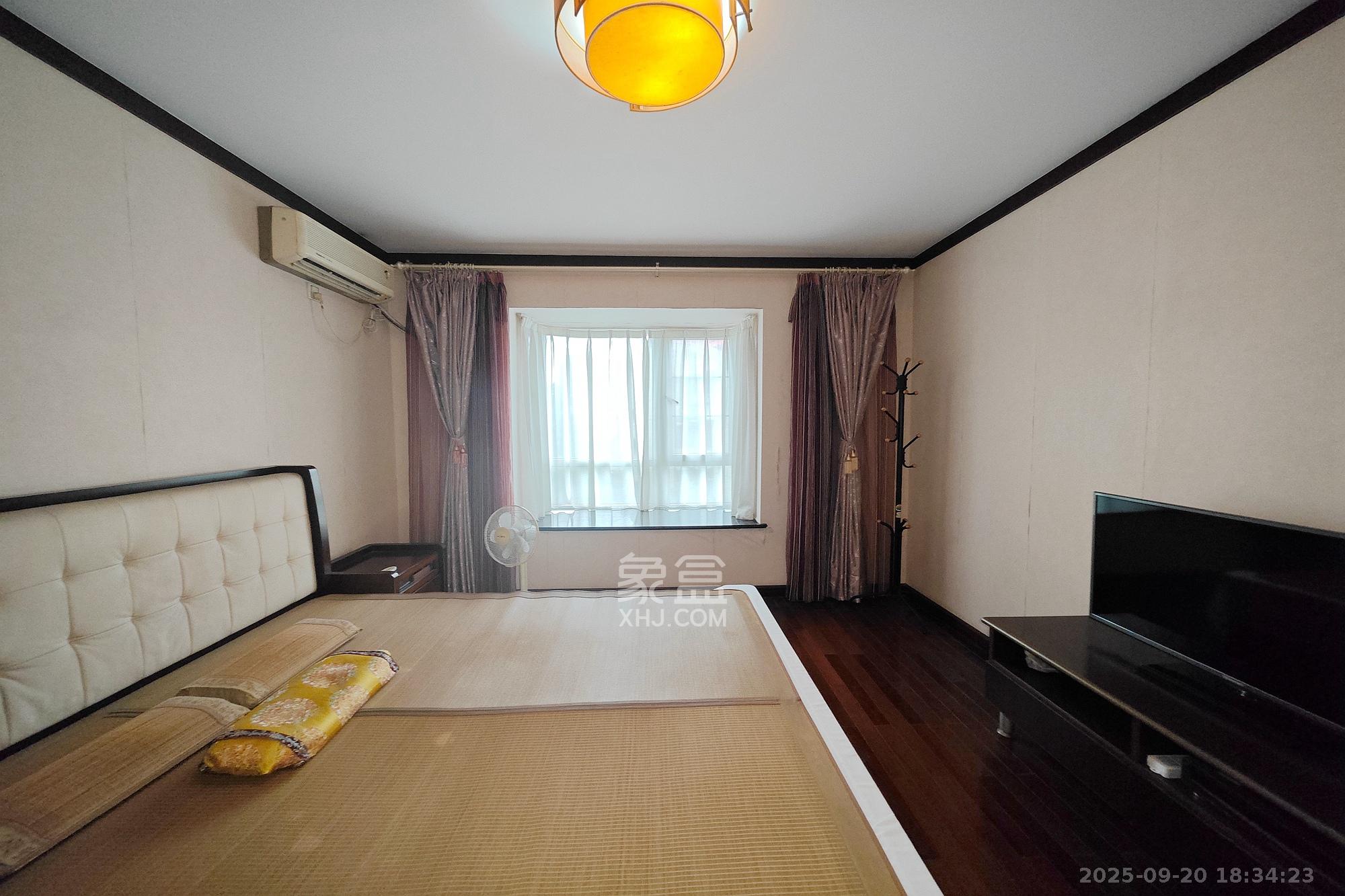 鸿铭中心  4室2厅2卫    256.0万 鸿铭中心  4室2厅2卫    256.0万卧室