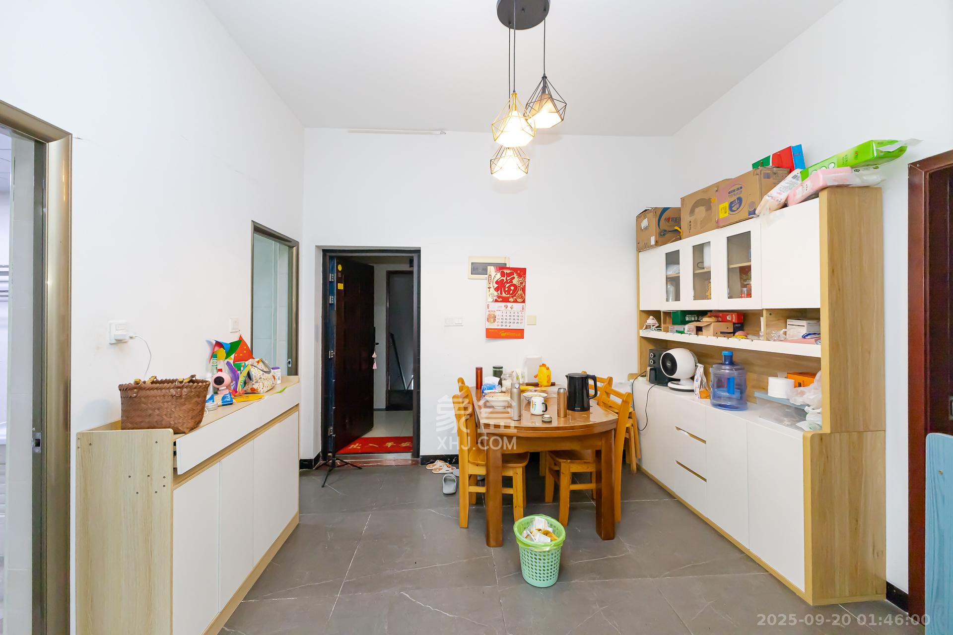 嘉宇银杉(嘉宇西苑) 3室2厅1卫 72.0万 嘉宇银杉(嘉宇西苑) 3室2厅1卫 72.0万客厅