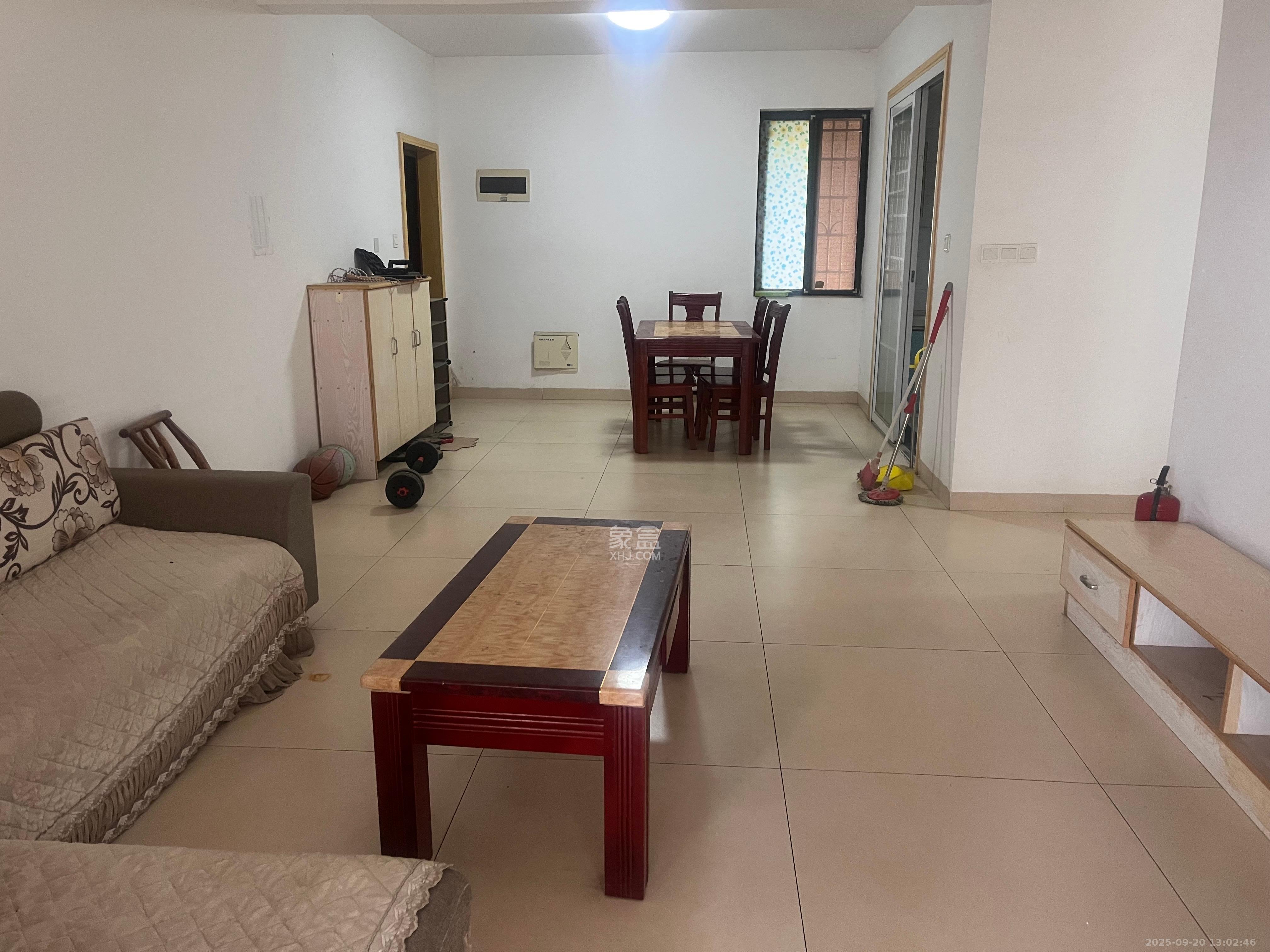 岳鞍阁小区  3室2厅2卫    2300.0元/月室内图