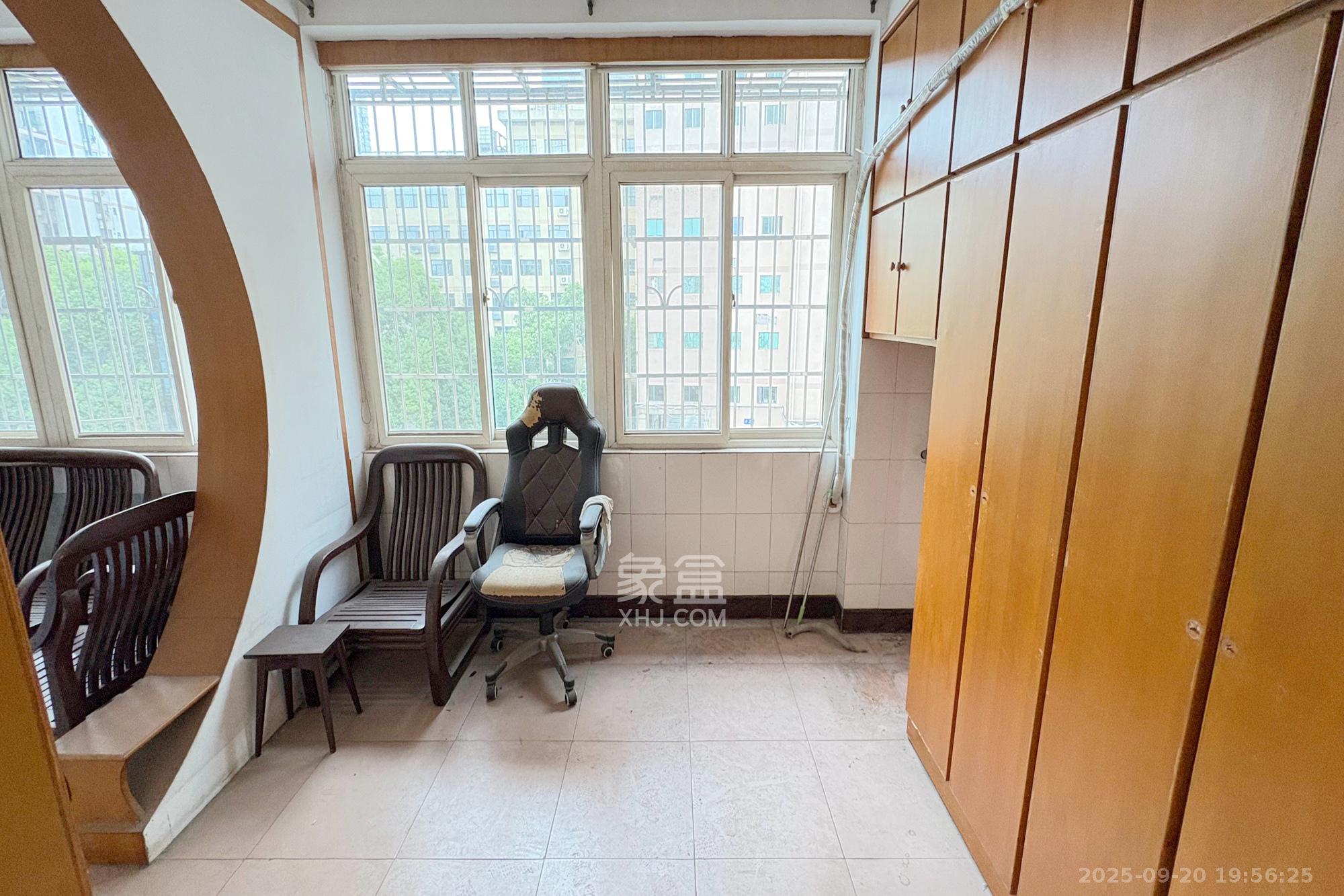 监狱管理局  3室2厅1卫    89.0万阳台