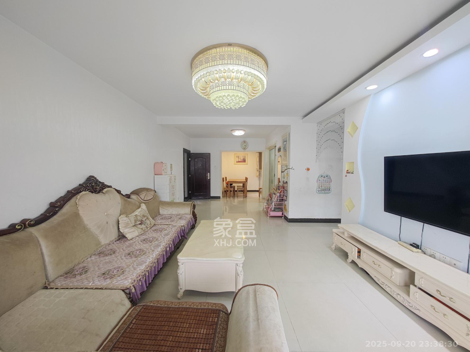 弘欣公寓 3室2厅1卫 79.0万 弘欣公寓 3室2厅1卫 79.0万客厅