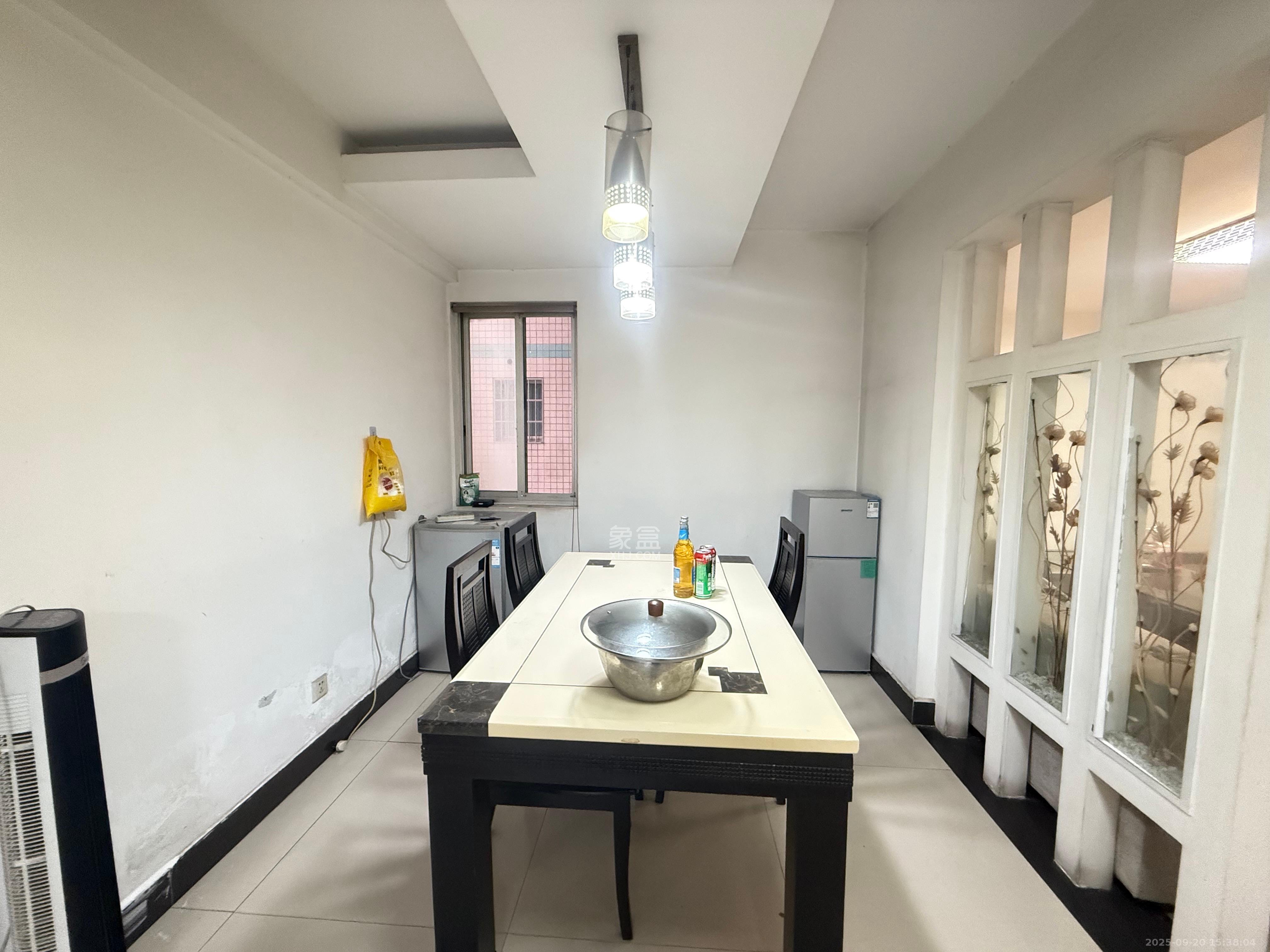 湘卫花苑  3室2厅2卫    2300.0元/月室内图