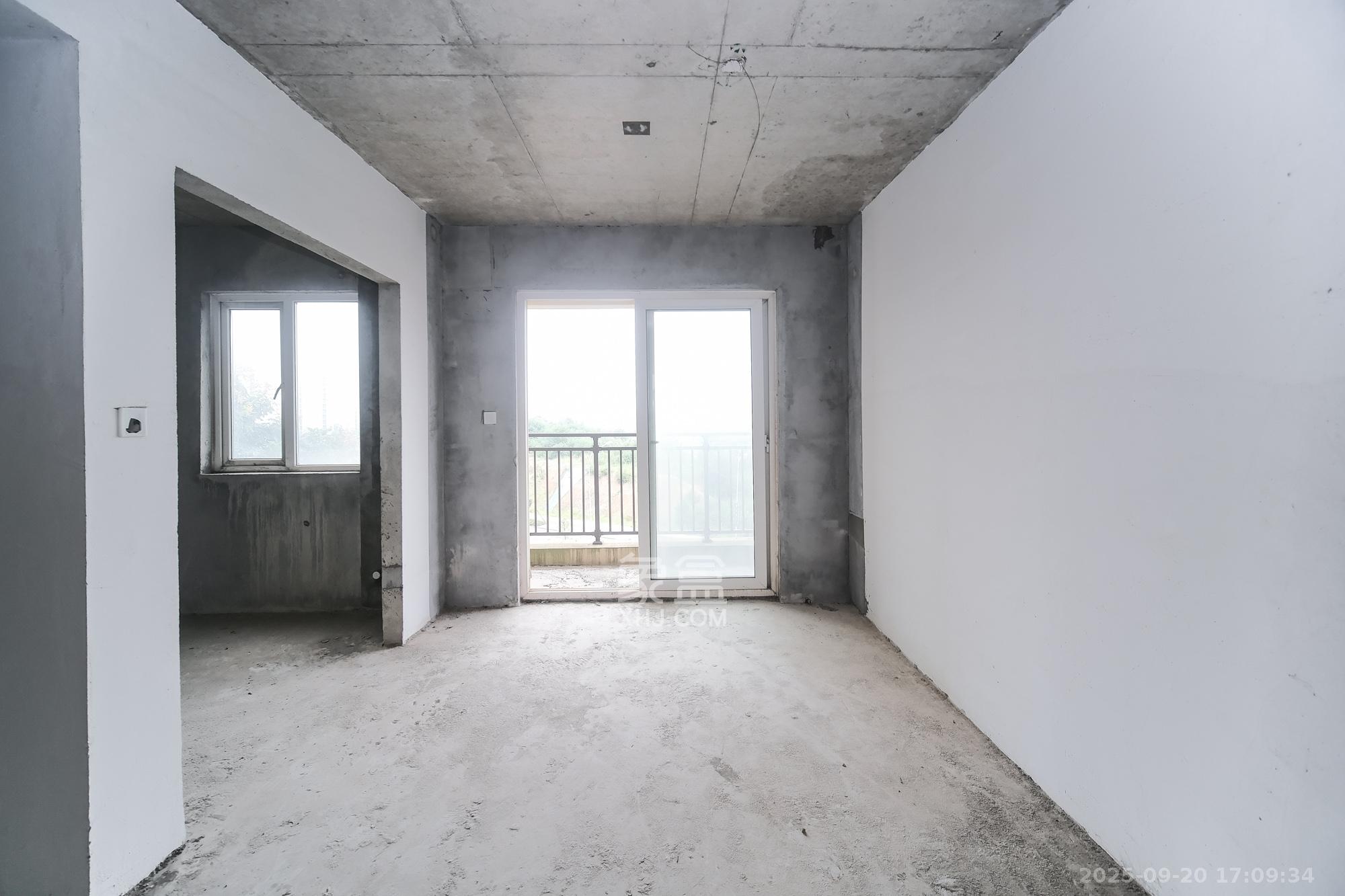 保利香槟国际 4室2厅2卫 93.0万 保利香槟国际 4室2厅2卫 93.0万客厅