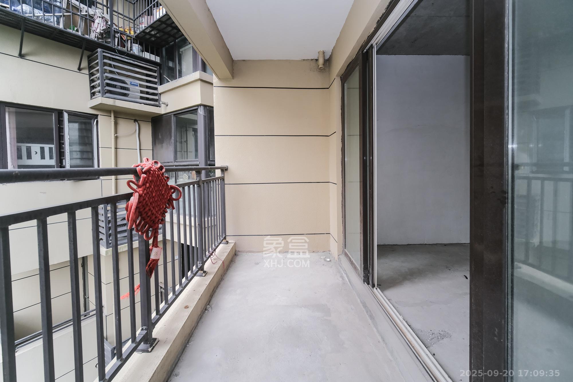 保利香槟国际 4室2厅2卫 93.0万 保利香槟国际 4室2厅2卫 93.0万阳台