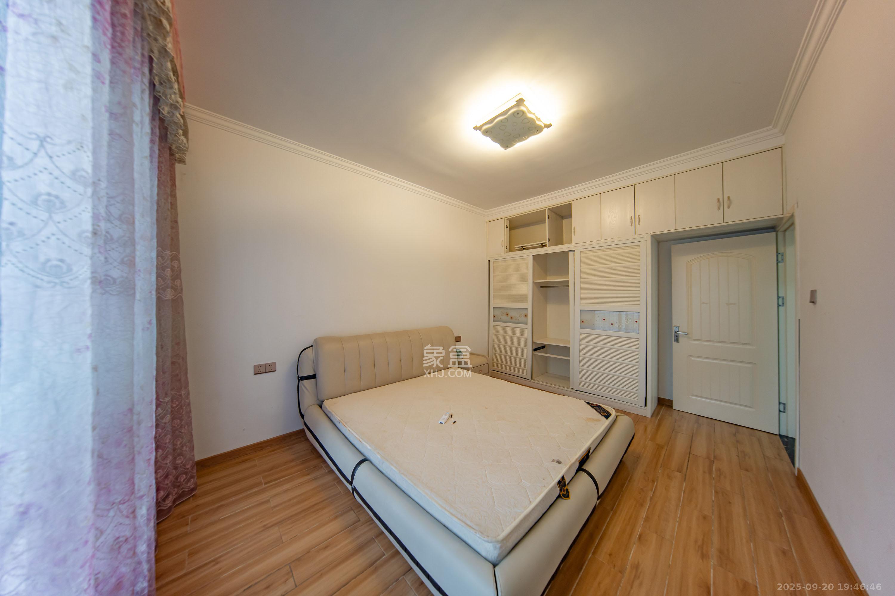 枫华府第 4室2厅2卫 74.0万 枫华府第 4室2厅2卫 74.0万卧室