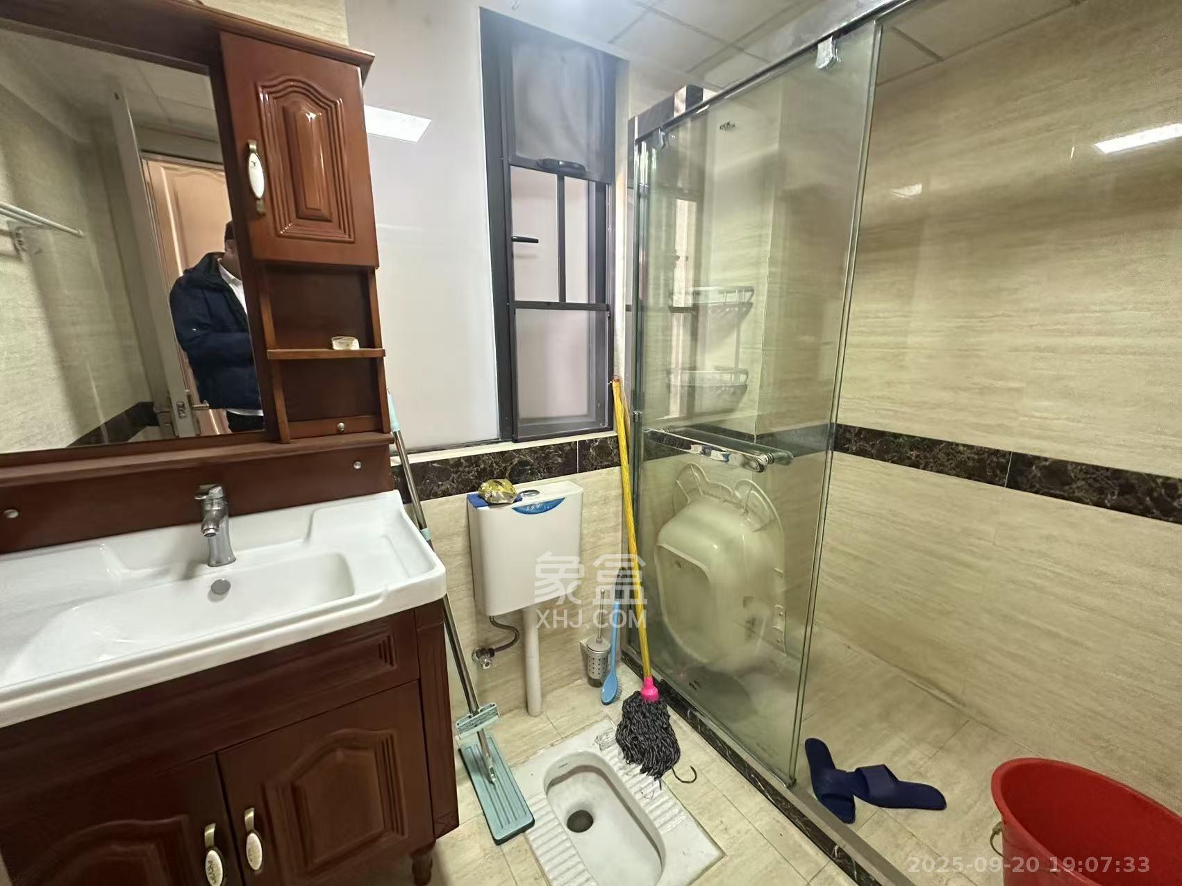 绿地之窗  3室2厅2卫    2500.0元/月室内图