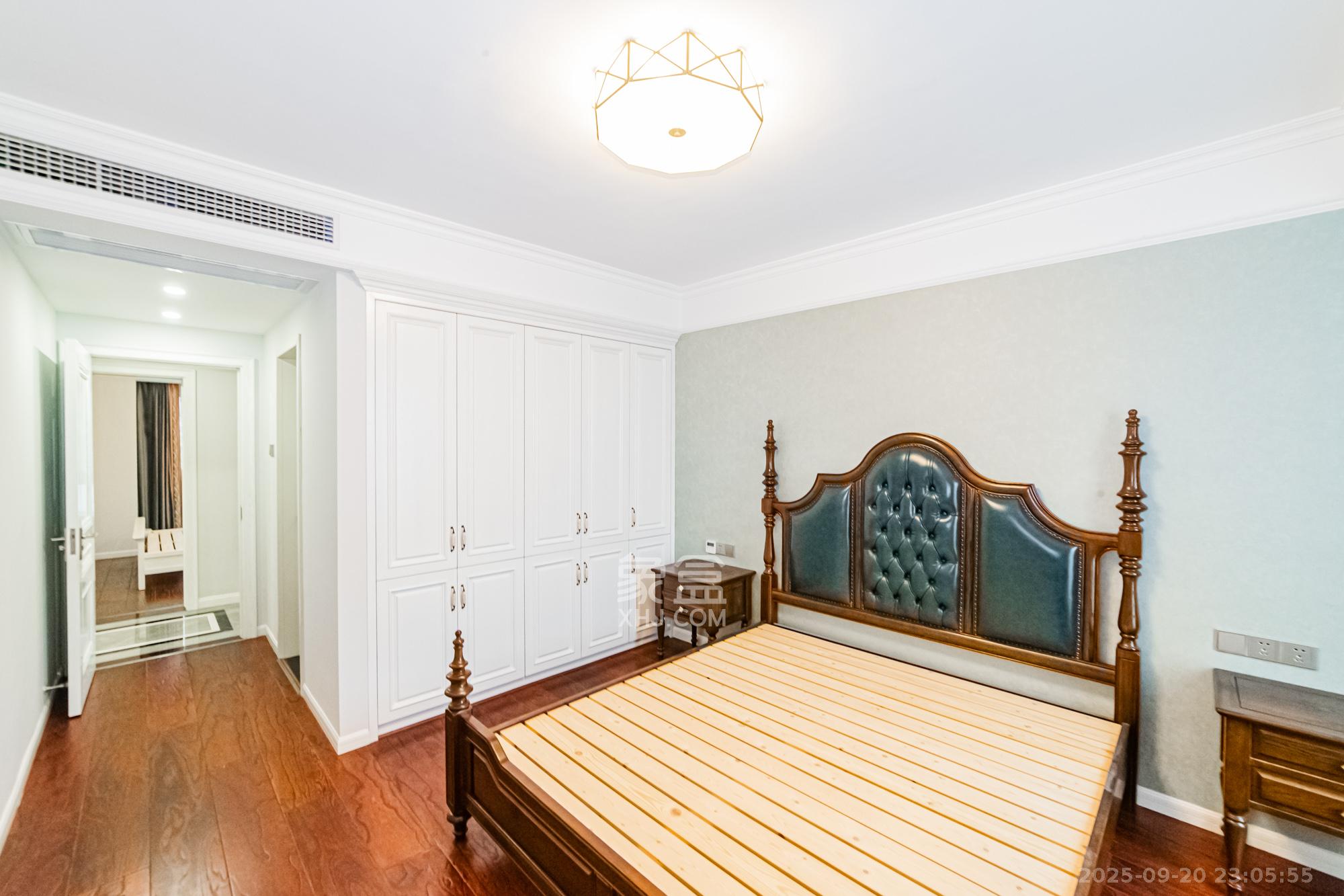 万国城(当代满庭春MOMA)二期 3室2厅2卫 150.0万 万国城(当代满庭春MOMA)二期 3室2厅2卫 150.0万卧室