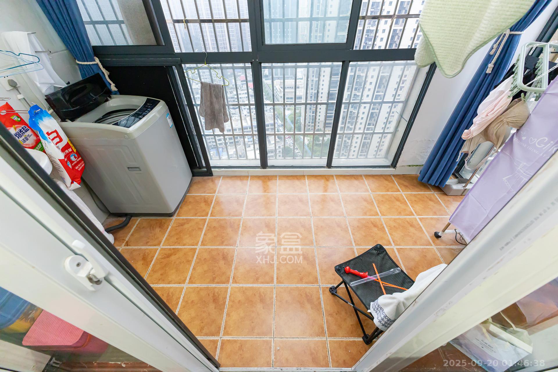 嘉宇银杉(嘉宇西苑) 3室2厅1卫 72.0万 嘉宇银杉(嘉宇西苑) 3室2厅1卫 72.0万阳台