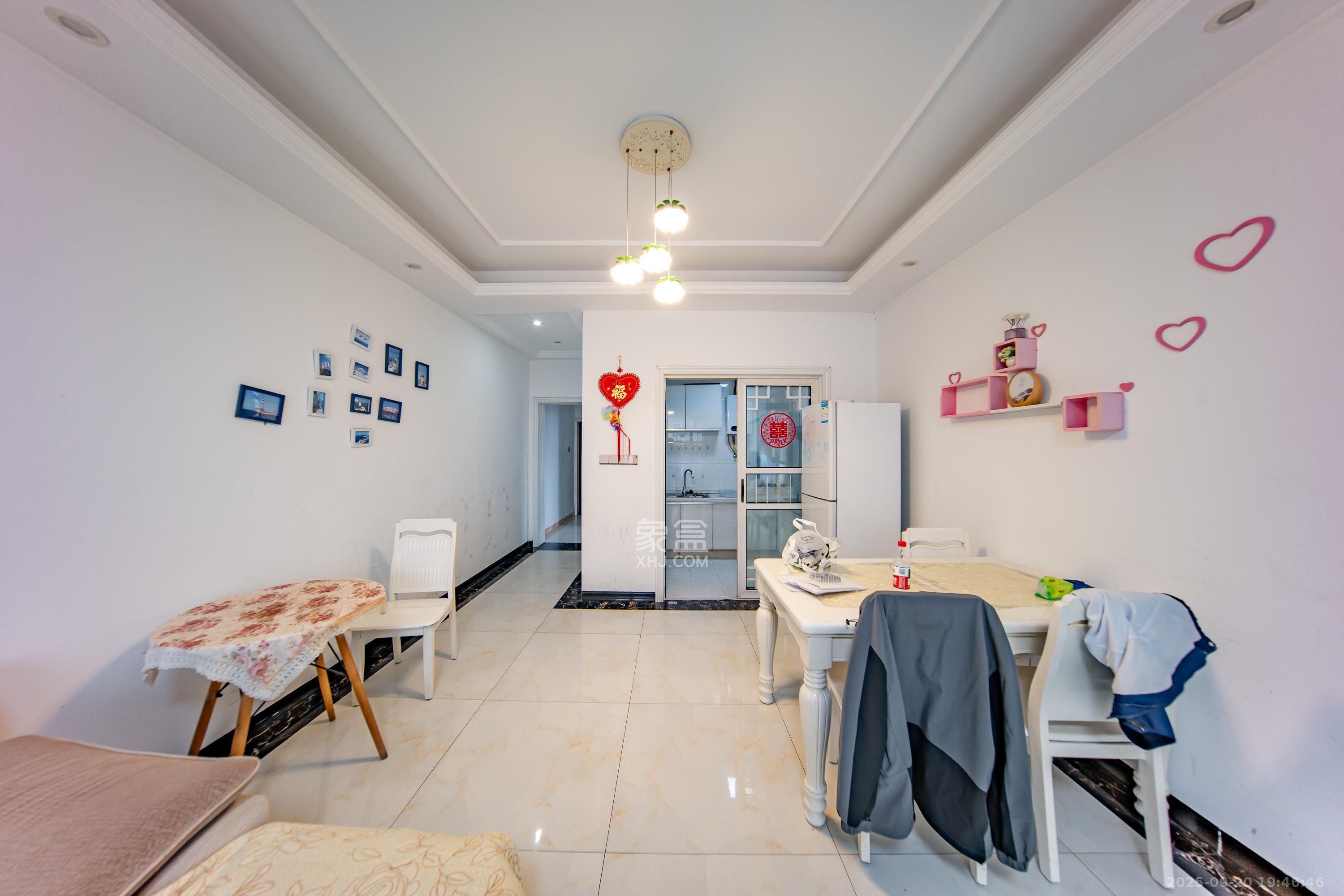 枫华府第 4室2厅2卫 74.0万 枫华府第 4室2厅2卫 74.0万客厅