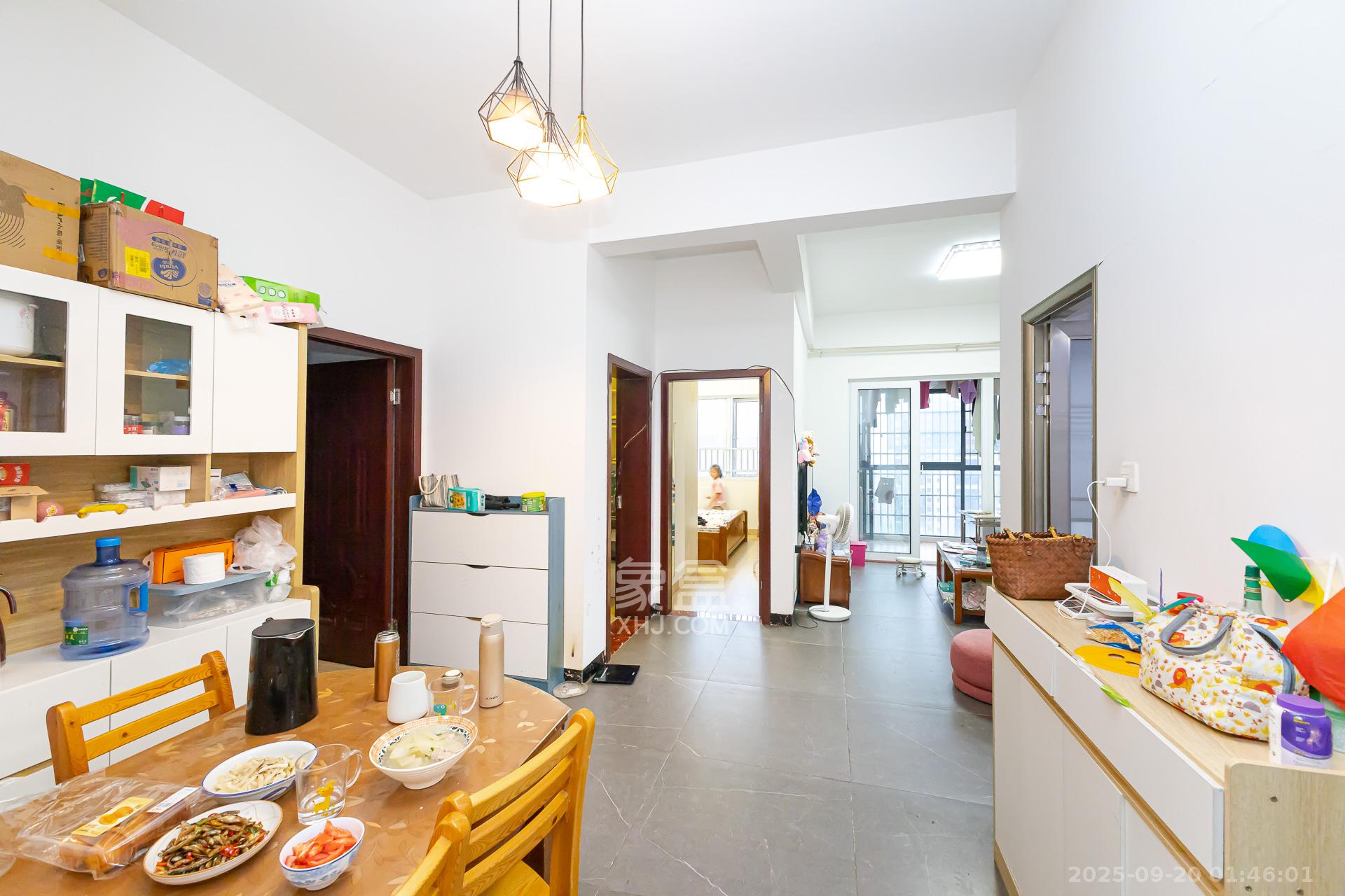 嘉宇银杉(嘉宇西苑) 3室2厅1卫 72.0万 嘉宇银杉(嘉宇西苑) 3室2厅1卫 72.0万客厅