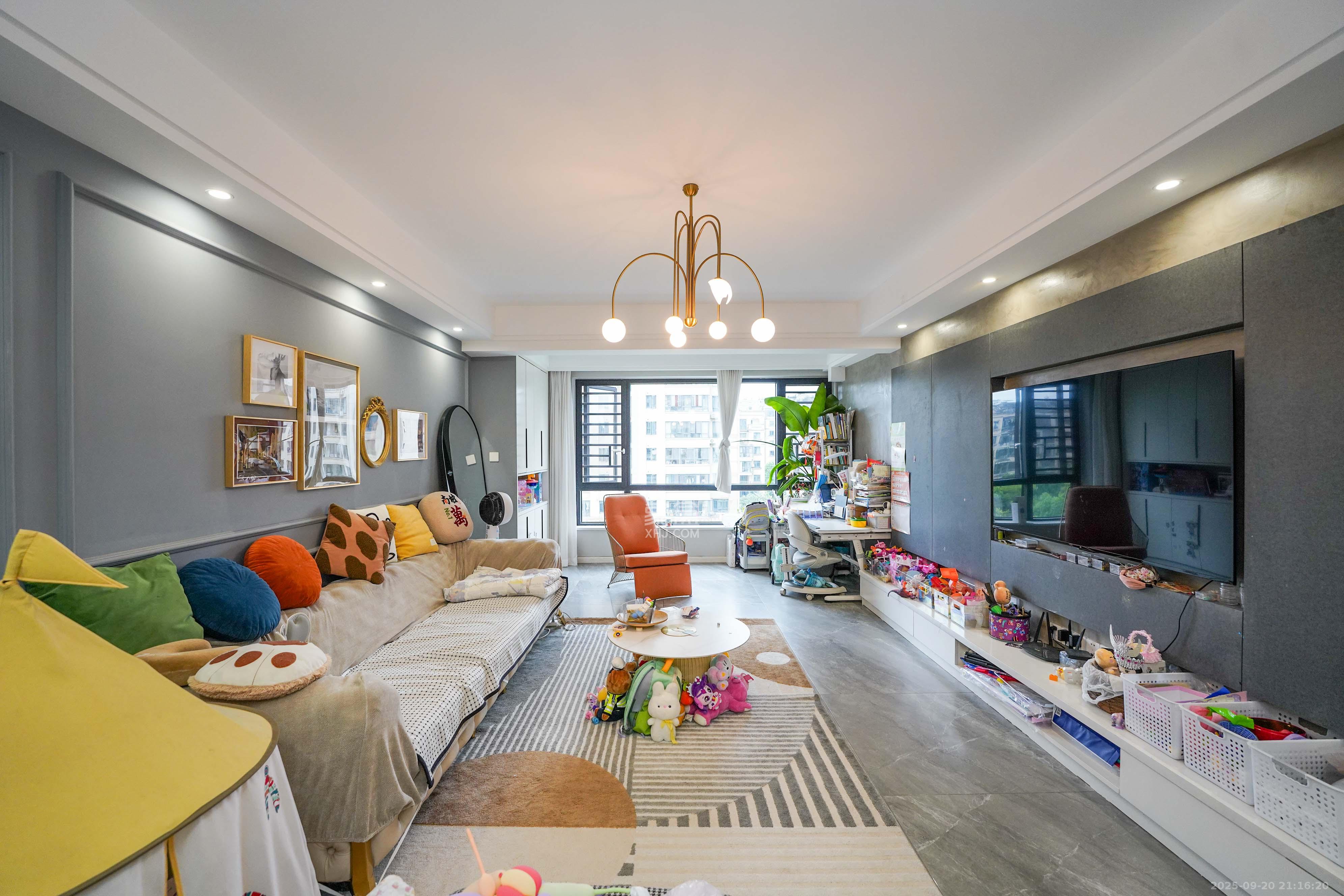 五矿万境蓝山 4室2厅2卫 164.0万 五矿万境蓝山 4室2厅2卫 164.0万客厅