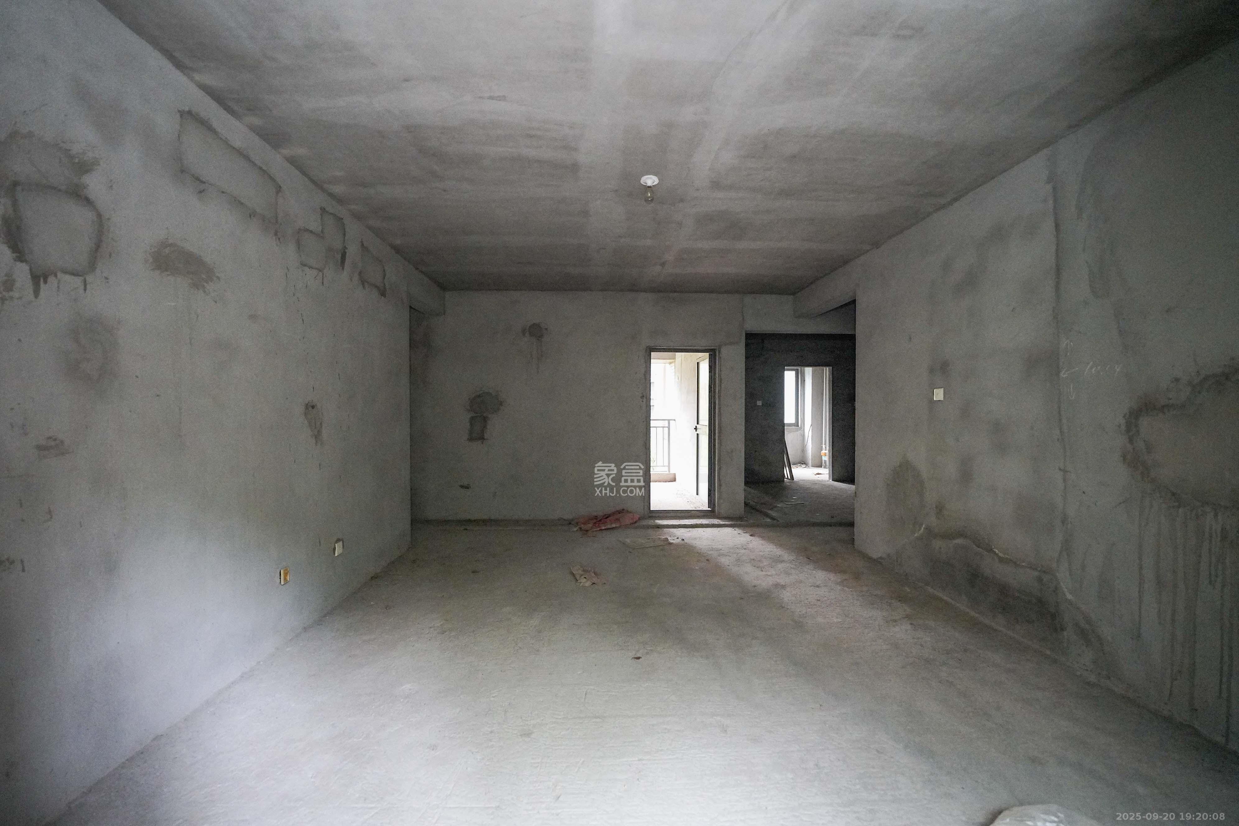 山水嘉园 4室2厅2卫 95.0万 山水嘉园 4室2厅2卫 95.0万客厅