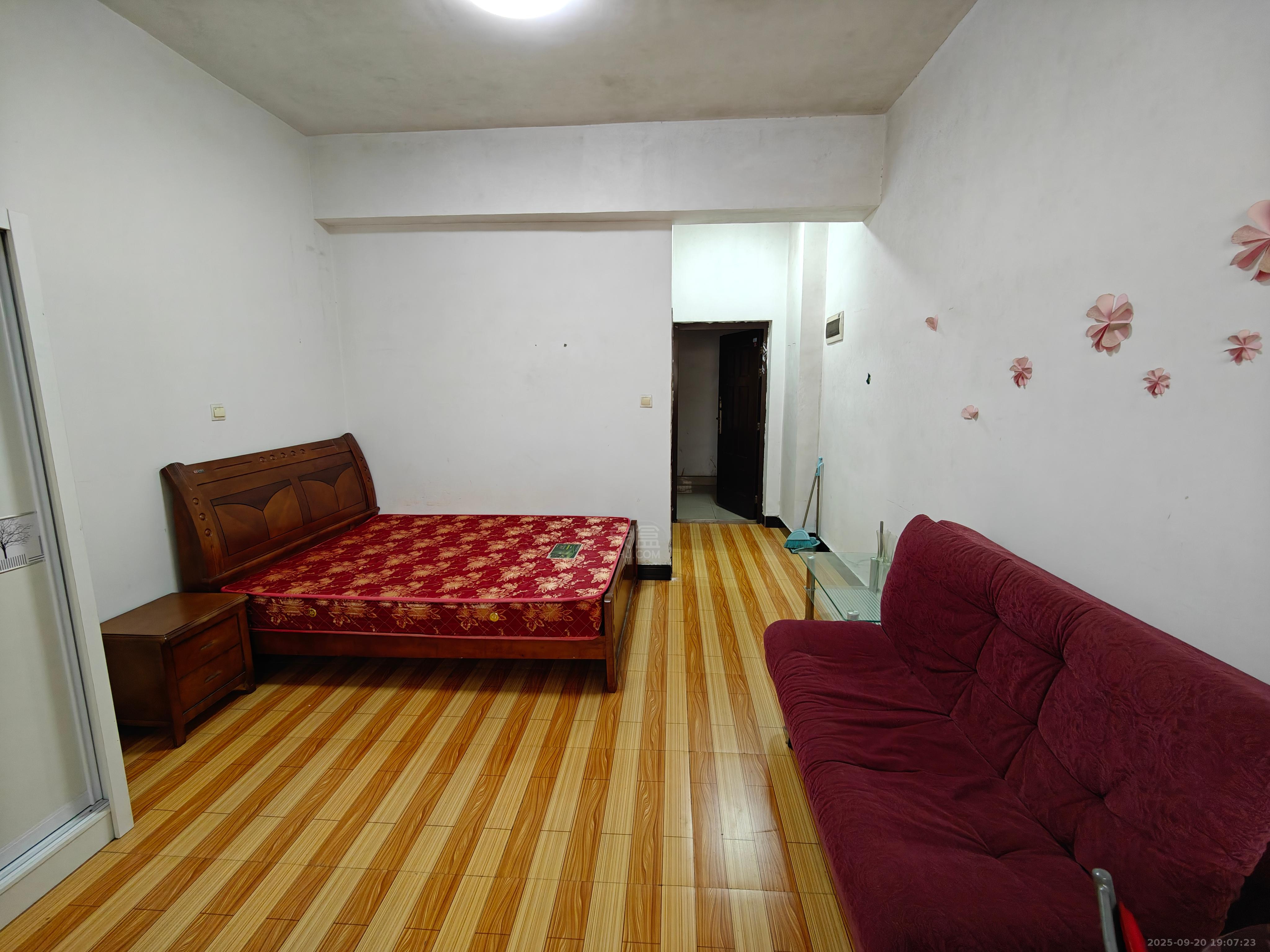 蓝筹公寓1栋  1室1厅1卫    1000.0元/月 蓝筹公寓1栋  1室1厅1卫    1000.0元/月室内图