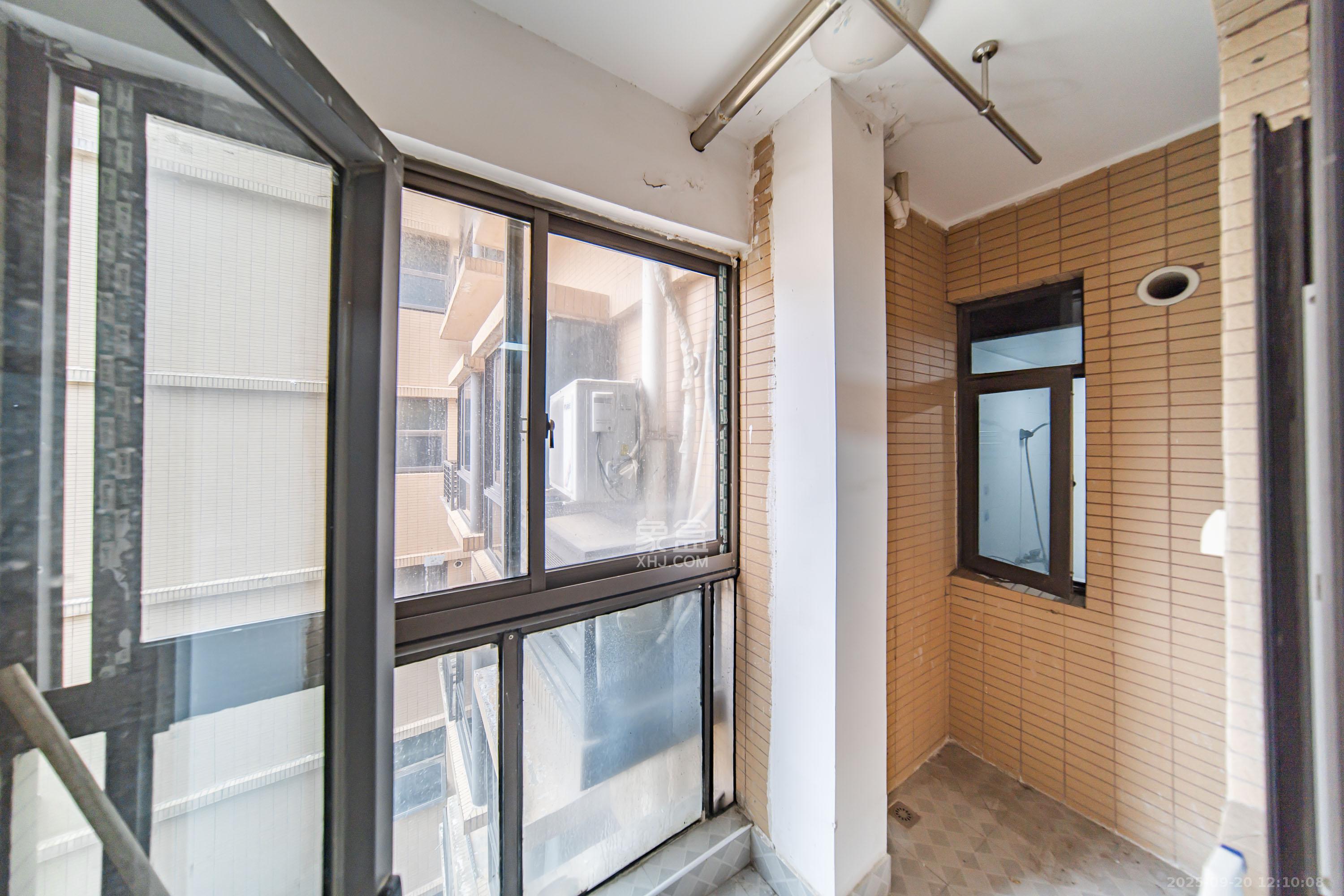 曙光泊岸 1室2厅1卫 183.0万 曙光泊岸 1室2厅1卫 183.0万阳台