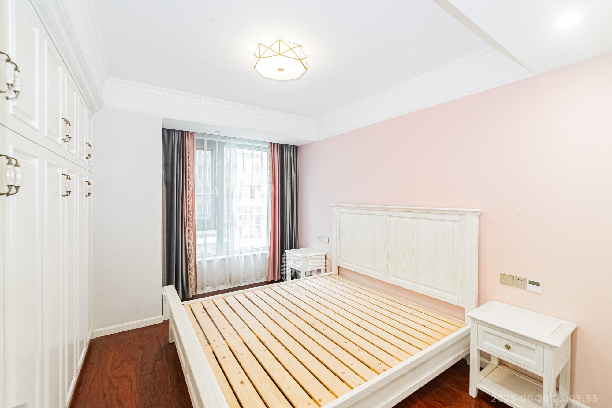 万国城(当代满庭春MOMA)二期 3室2厅2卫 150.0万 万国城(当代满庭春MOMA)二期 3室2厅2卫 150.0万卧室