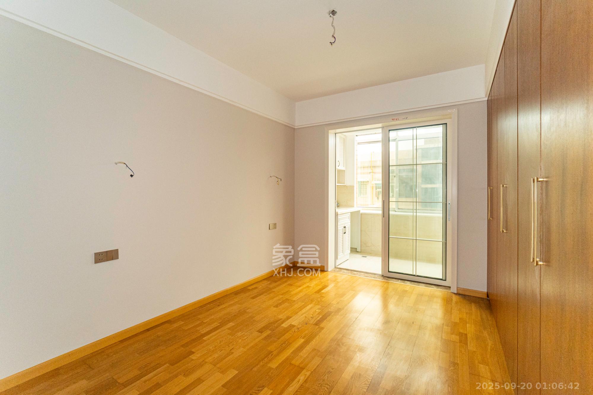 金鹰小区 3室2厅2卫 66.0万 金鹰小区 3室2厅2卫 66.0万卧室