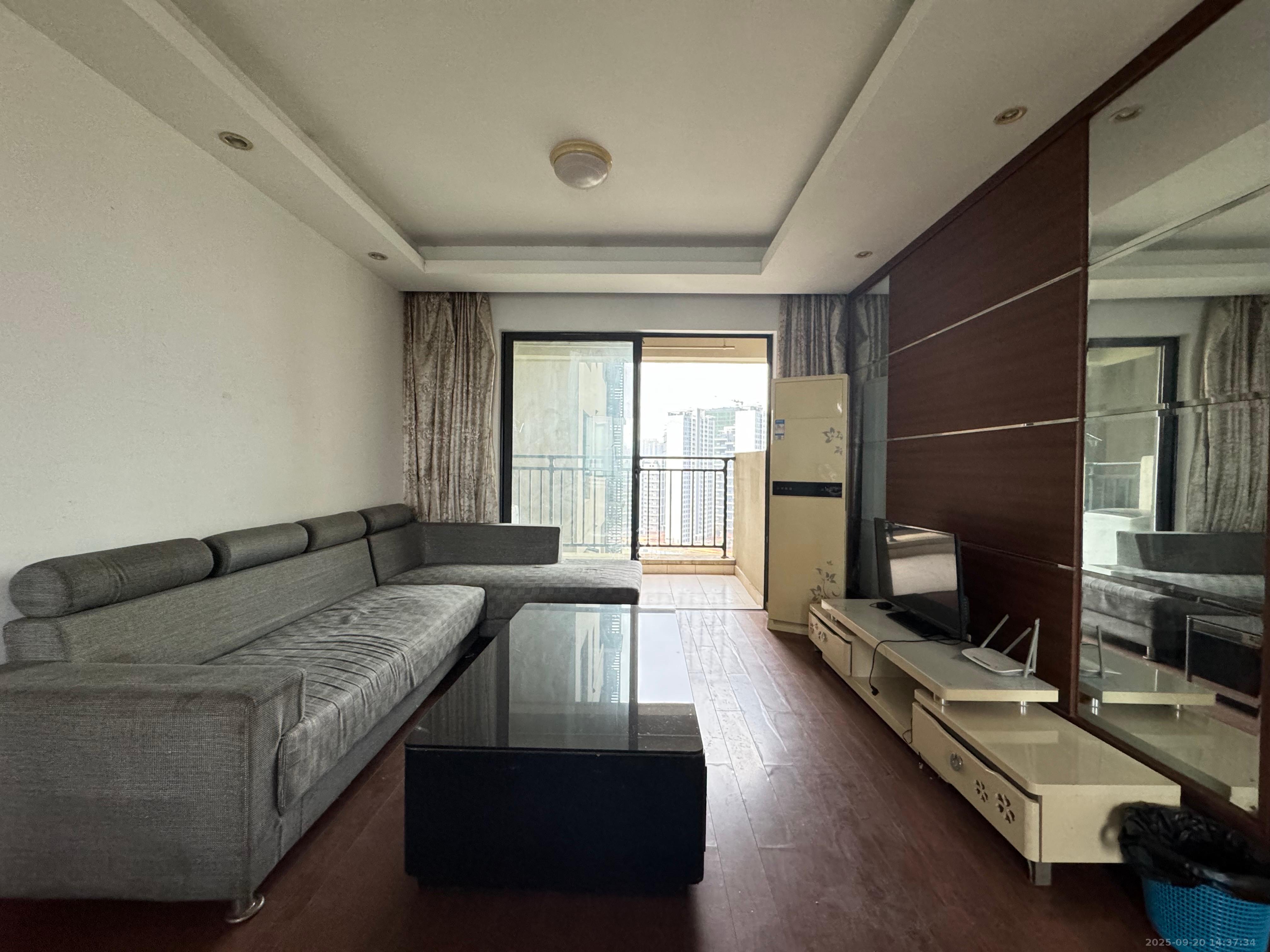 万科城 3室2厅1卫 2500.0元/月 万科城 3室2厅1卫 2500.0元/月室内图