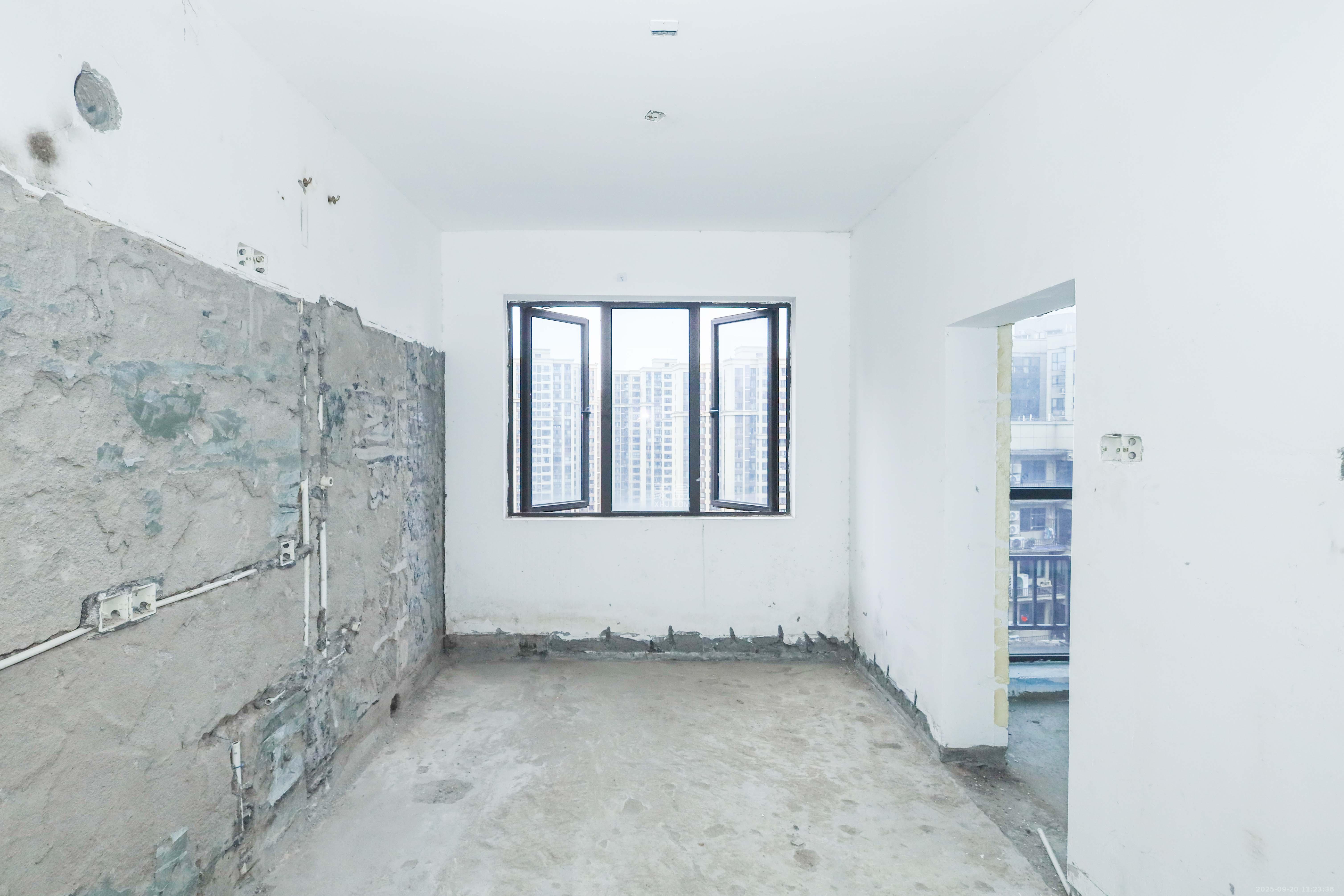 中国铁建梅溪青秀二期  4室2厅2卫    158.0万卧室