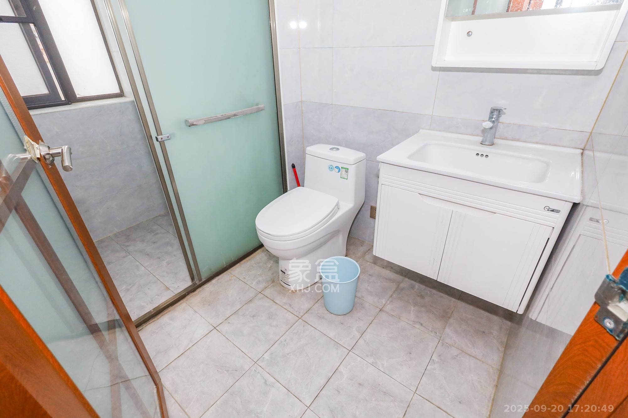 芙蓉别墅山庄（嘉湘华庭）  3室2厅2卫    150.0万卫生间