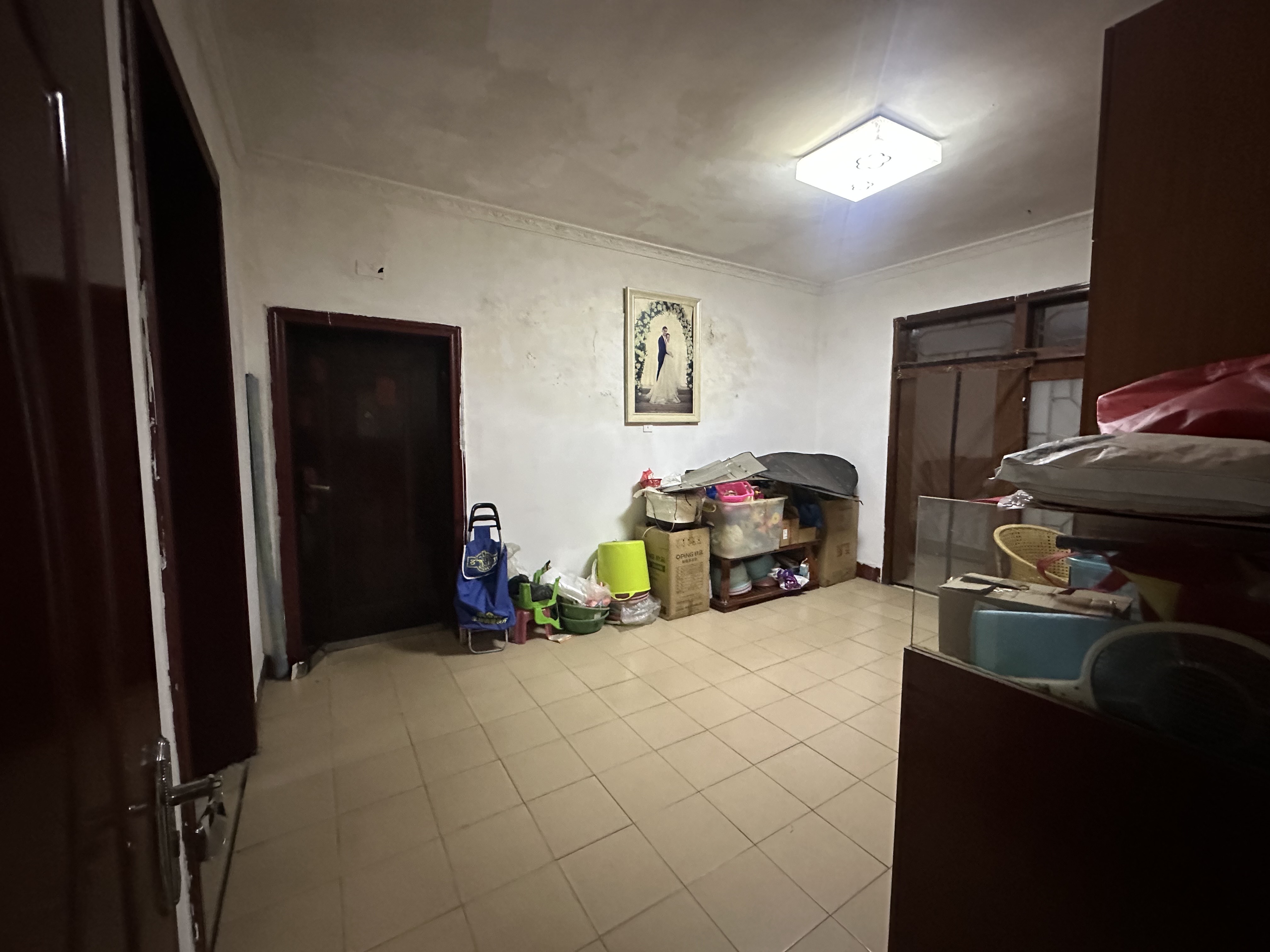 娄底市供销大院家属楼  4室2厅2卫    65.0万客厅