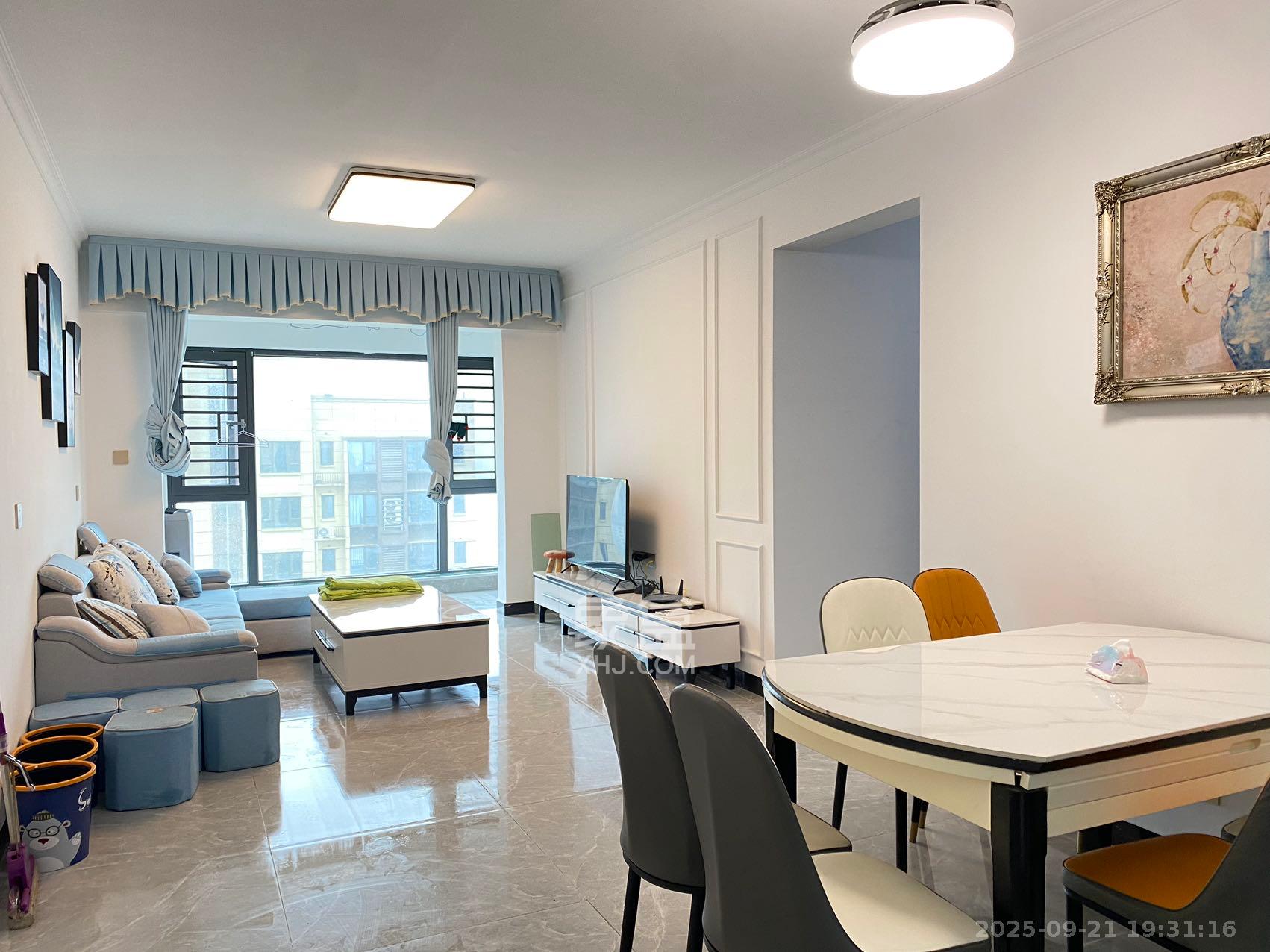 阳光城尚东湾蓝莓苑  3室2厅1卫    2500.0元/月 阳光城尚东湾蓝莓苑  3室2厅1卫    2500.0元/月