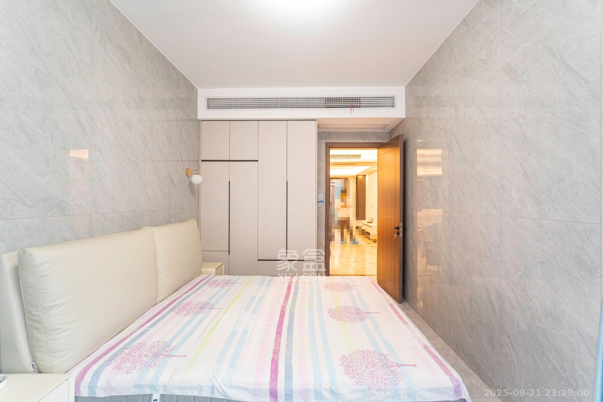 绿地V岛 4室2厅2卫 235.0万 绿地V岛 4室2厅2卫 235.0万卧室