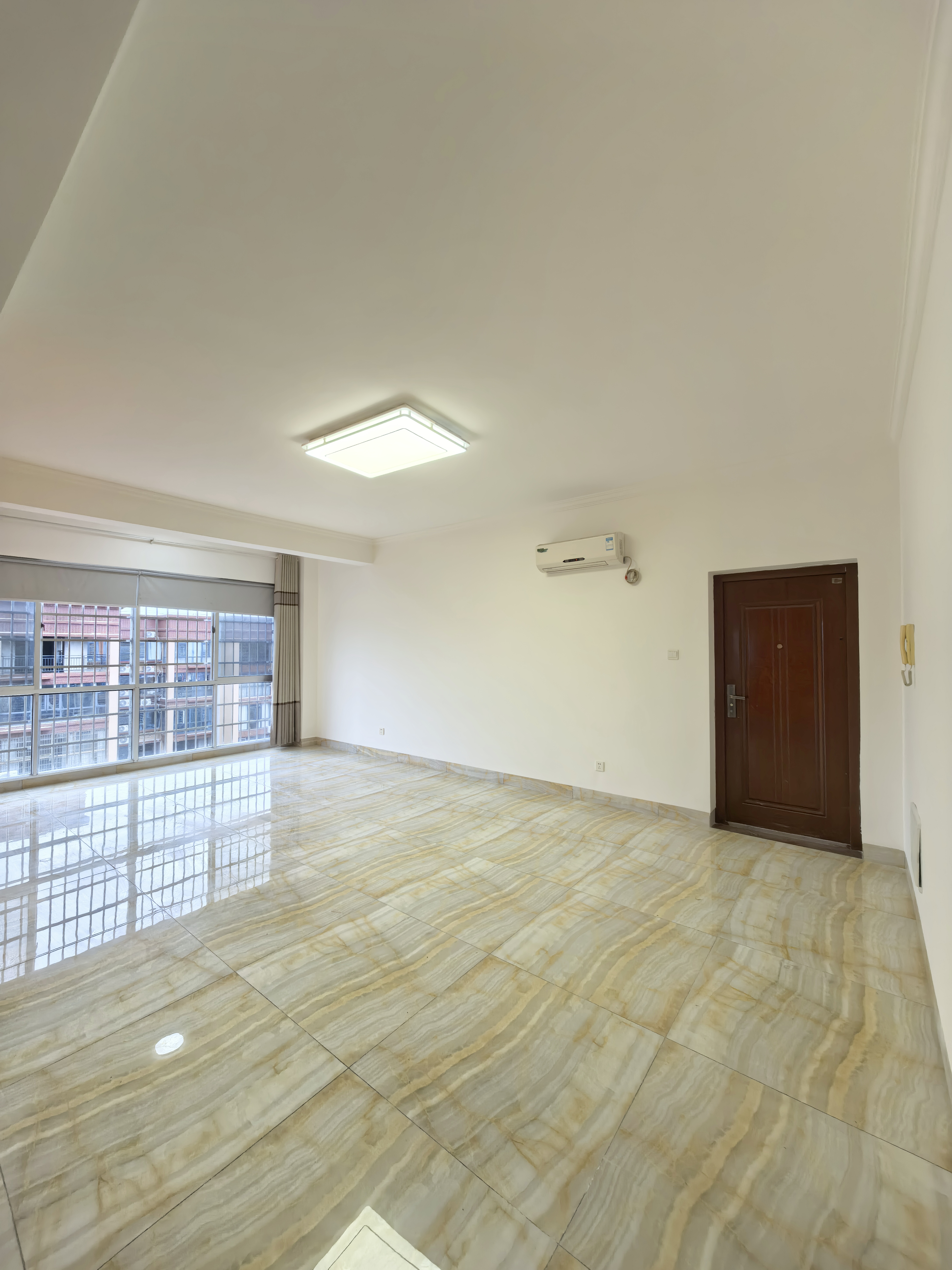 千里红小区(京明时代广场) 3室2厅2卫 72.8万 千里红小区(京明时代广场) 3室2厅2卫 72.8万客厅