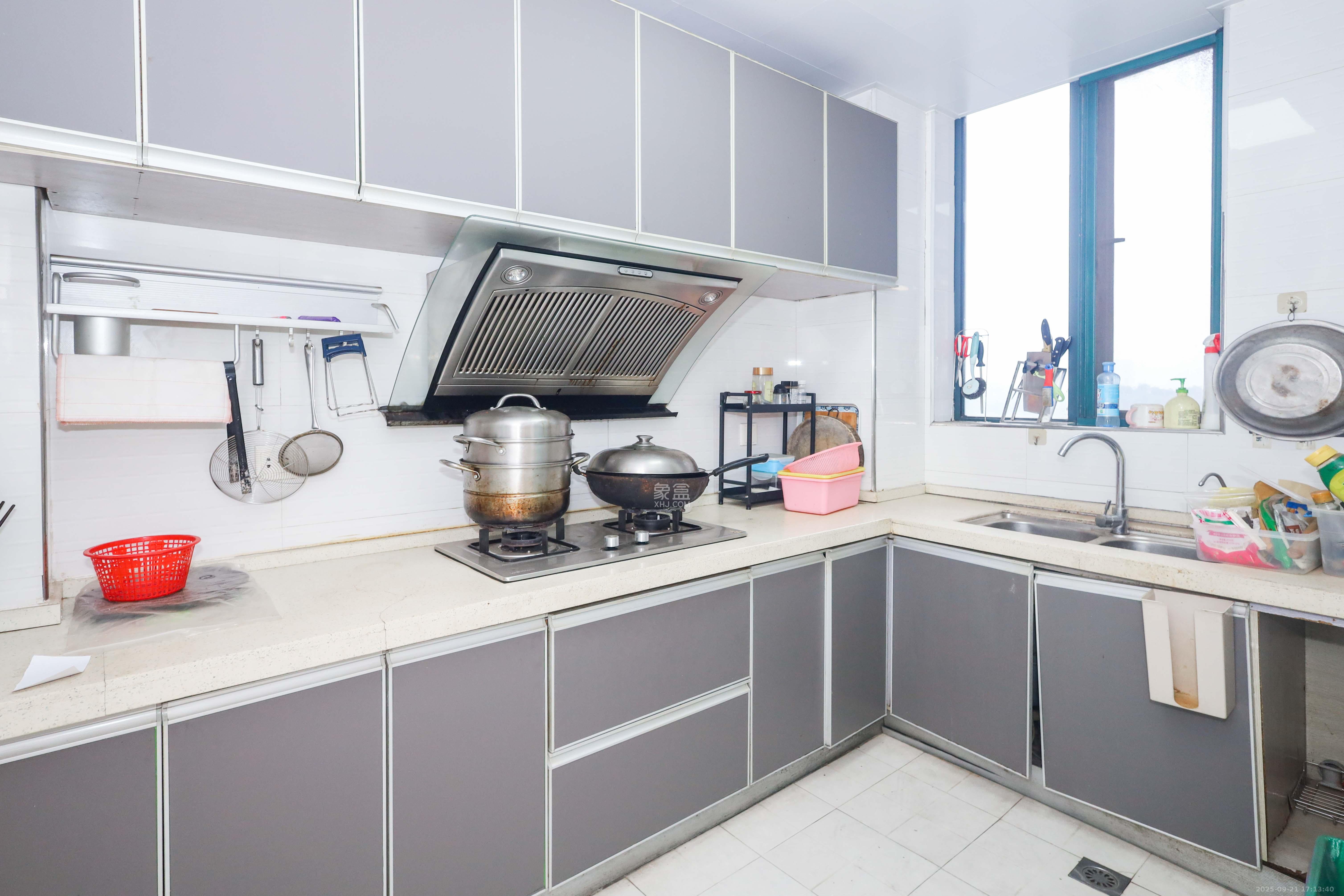 麓谷公馆(涉外国际公馆) 3室2厅2卫 95.0万 麓谷公馆(涉外国际公馆) 3室2厅2卫 95.0万厨房