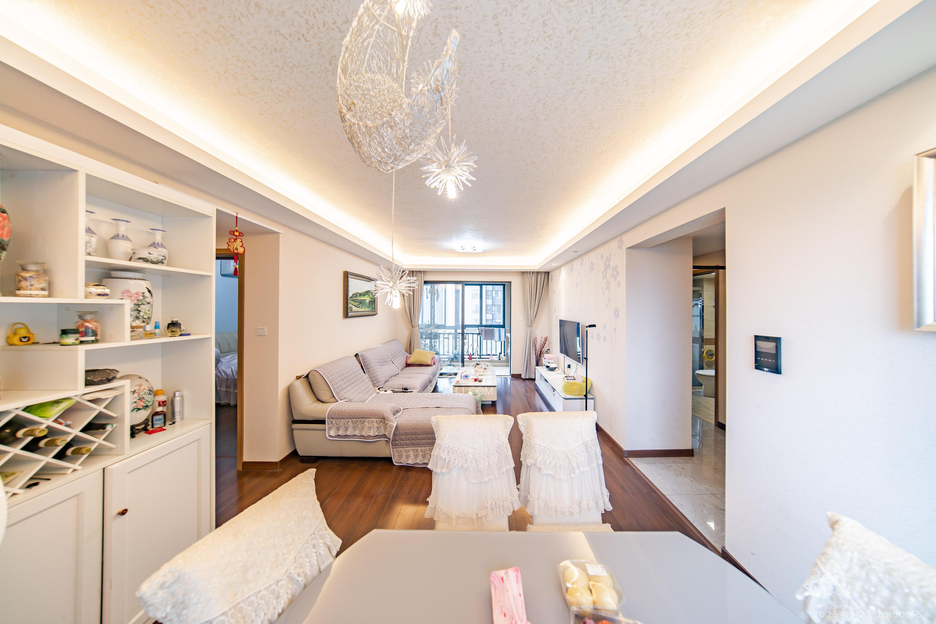 万科白鹭郡  3室2厅2卫    125.0万客厅