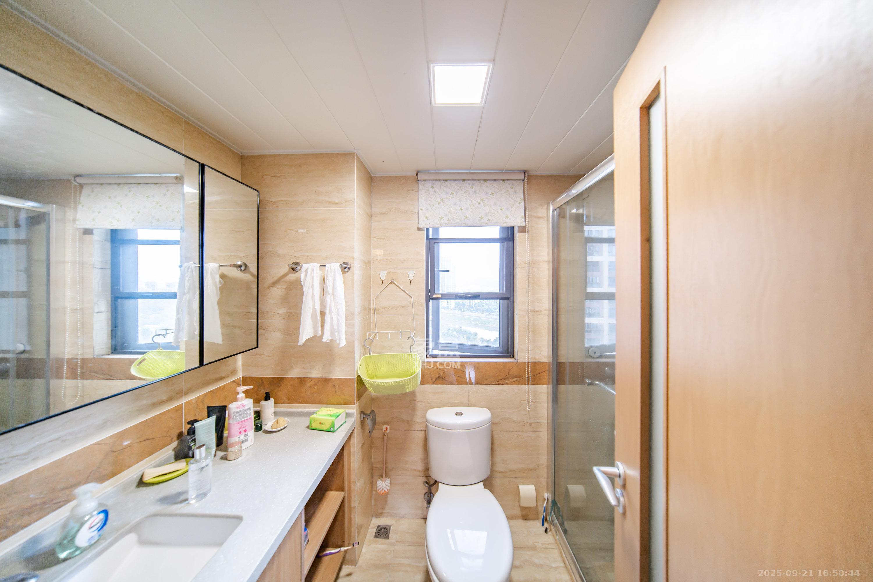 万科白鹭郡  3室2厅2卫    125.0万卫生间