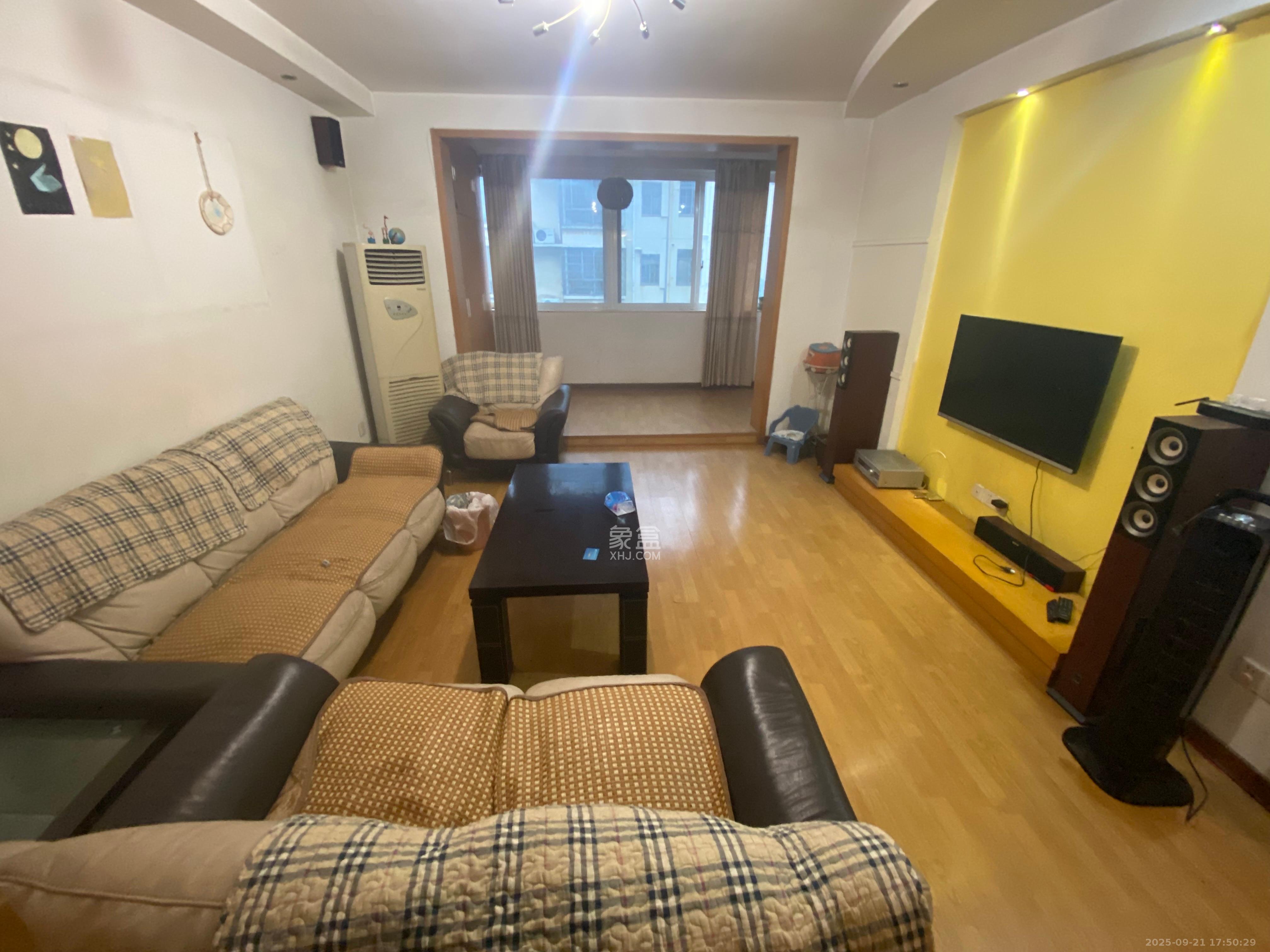 新星小区 3室2厅2卫 1800.0元/月 新星小区 3室2厅2卫 1800.0元/月室内图