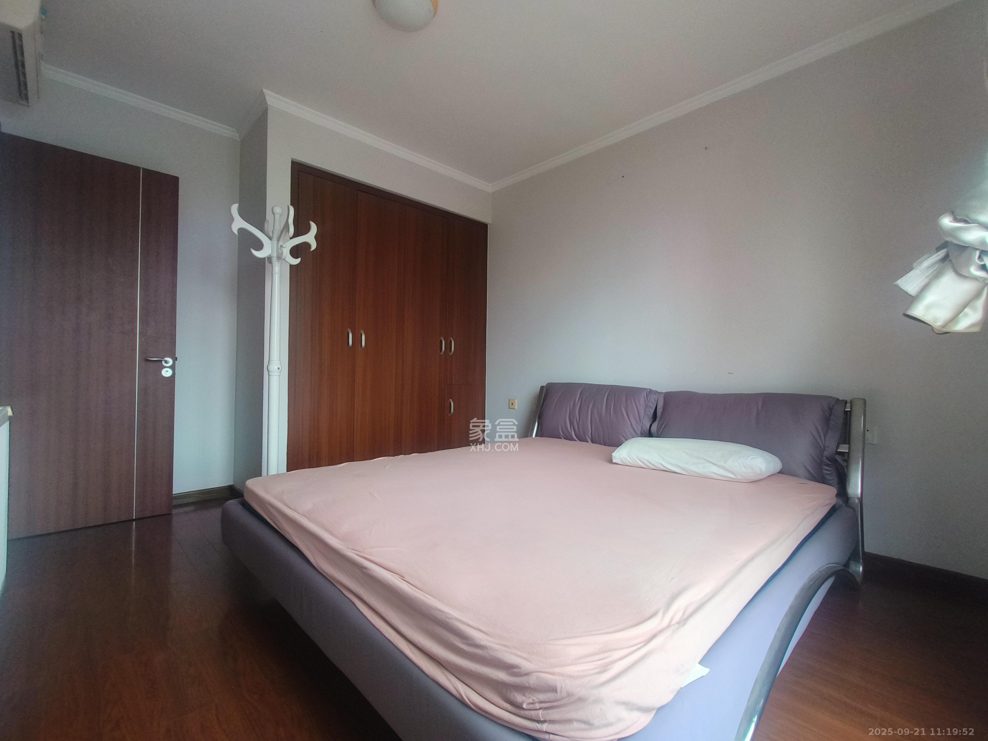 万科城 3室2厅1卫 2400.0元/月 万科城 3室2厅1卫 2400.0元/月室内图