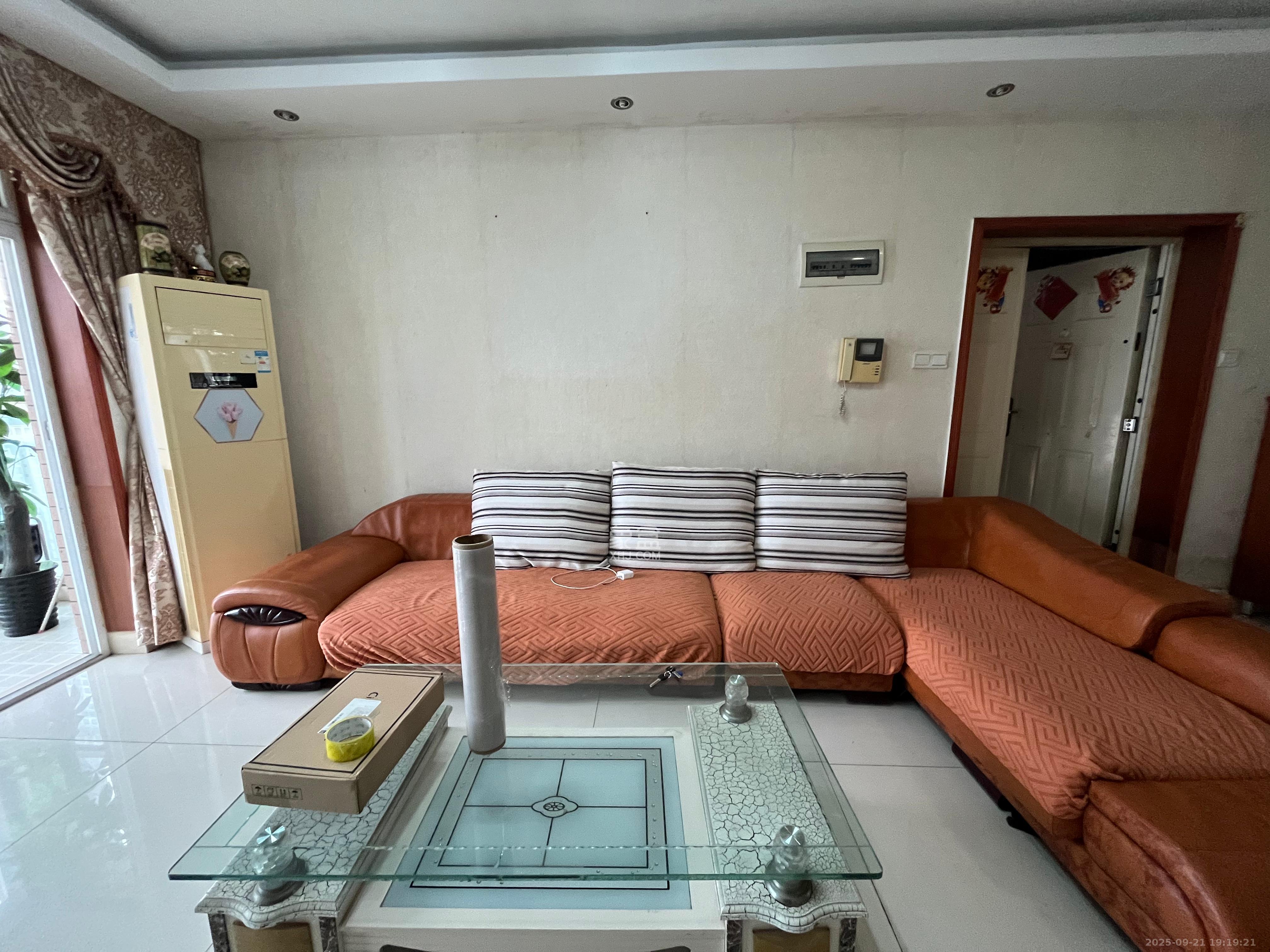 长房西郡  3室2厅2卫    2400.0元/月室内图