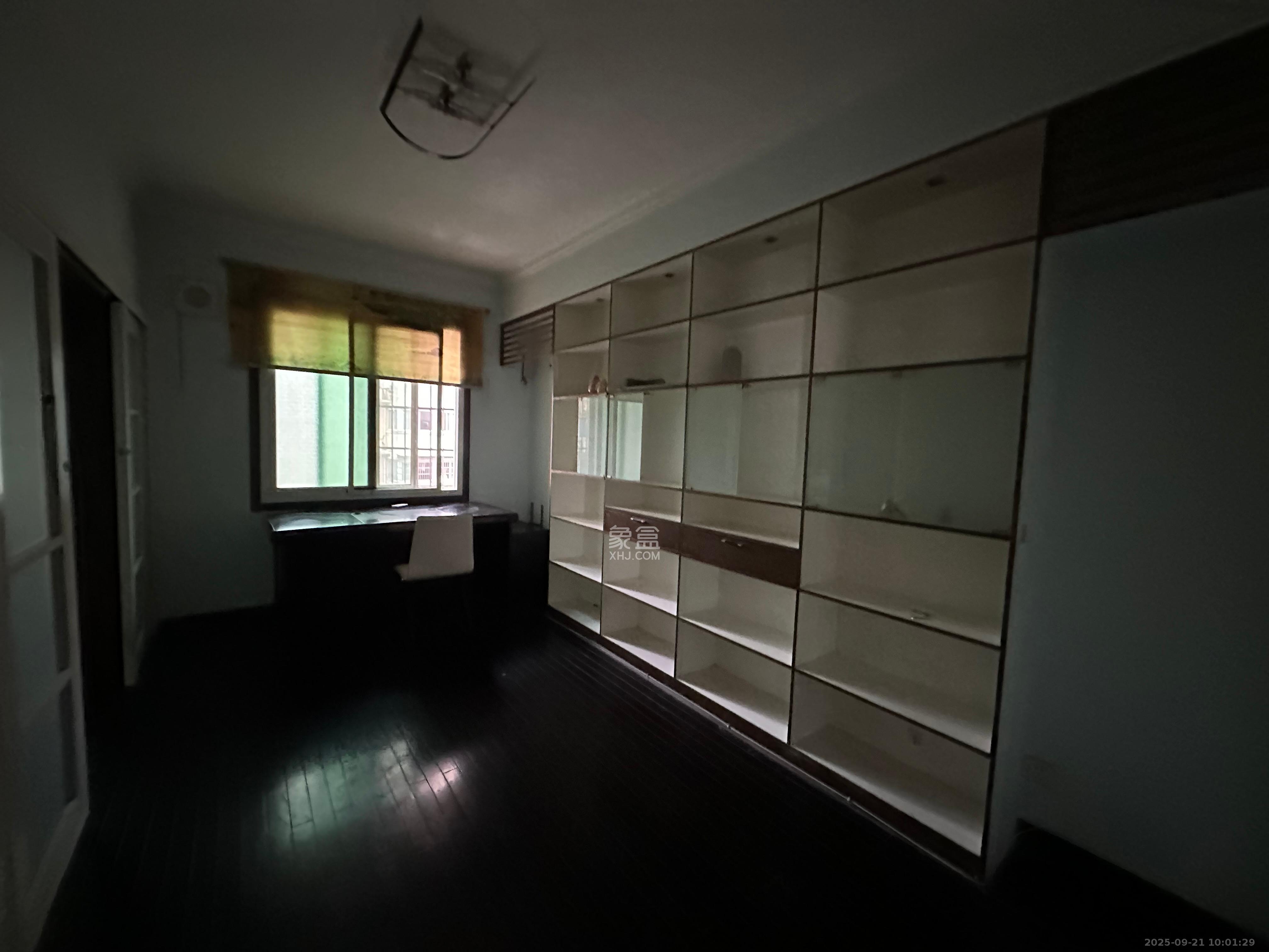 南建公寓 4室2厅2卫 2600.0元/月 南建公寓 4室2厅2卫 2600.0元/月室内图