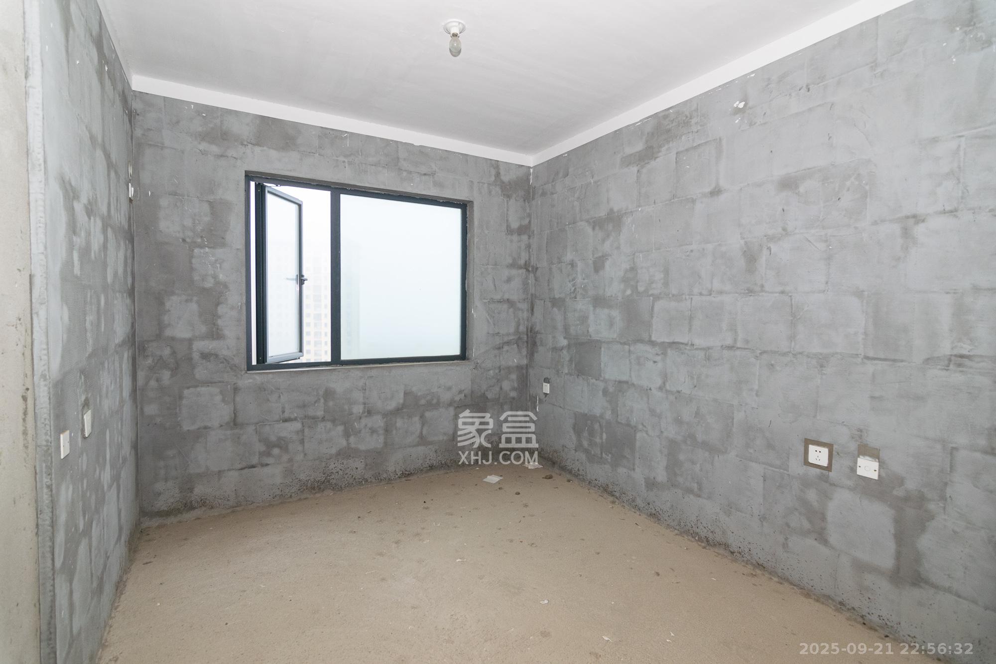 荣盛岳麓峰景  3室2厅2卫    56.0万卧室