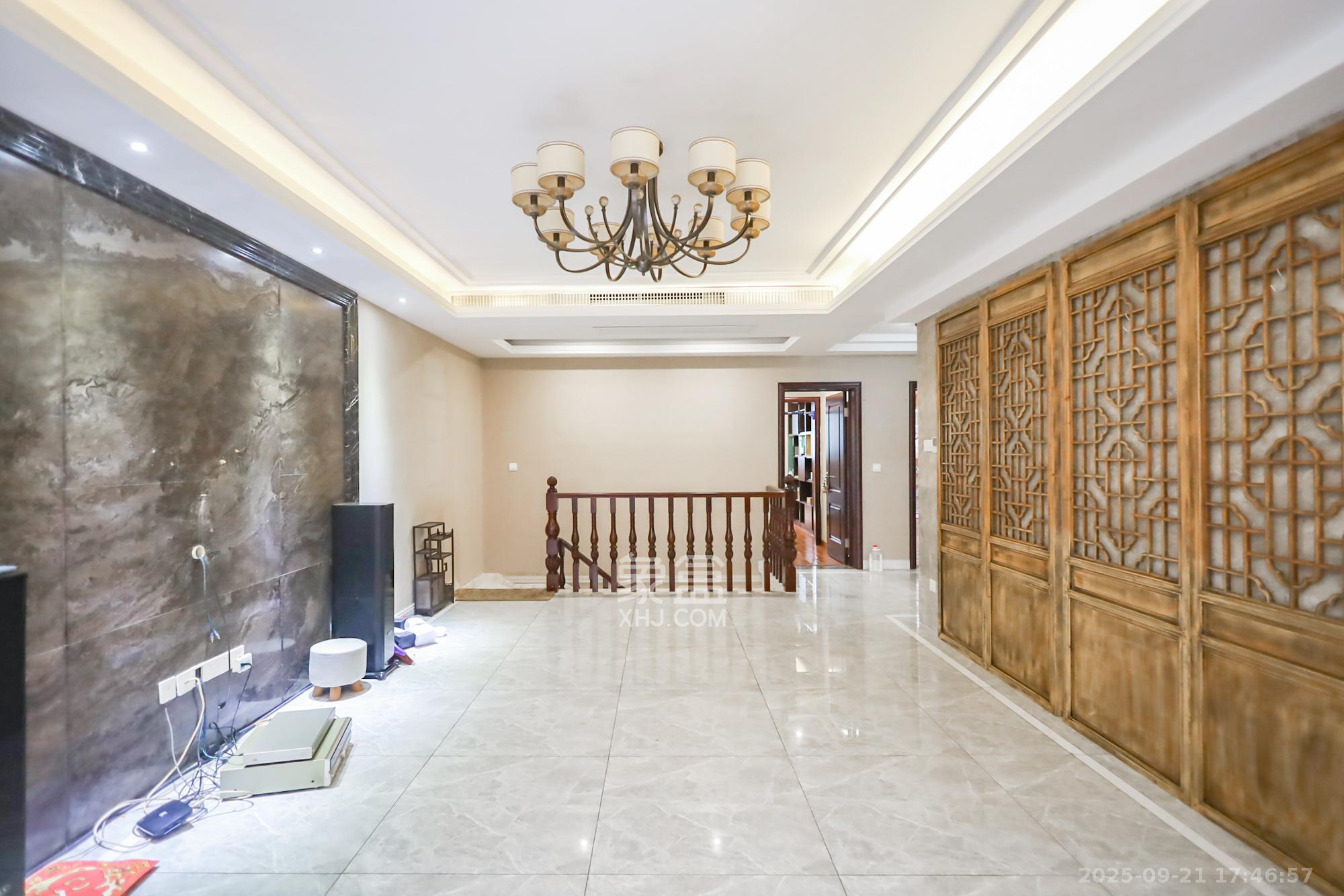 世茂铂翠湾二期  4室2厅2卫    248.0万客厅