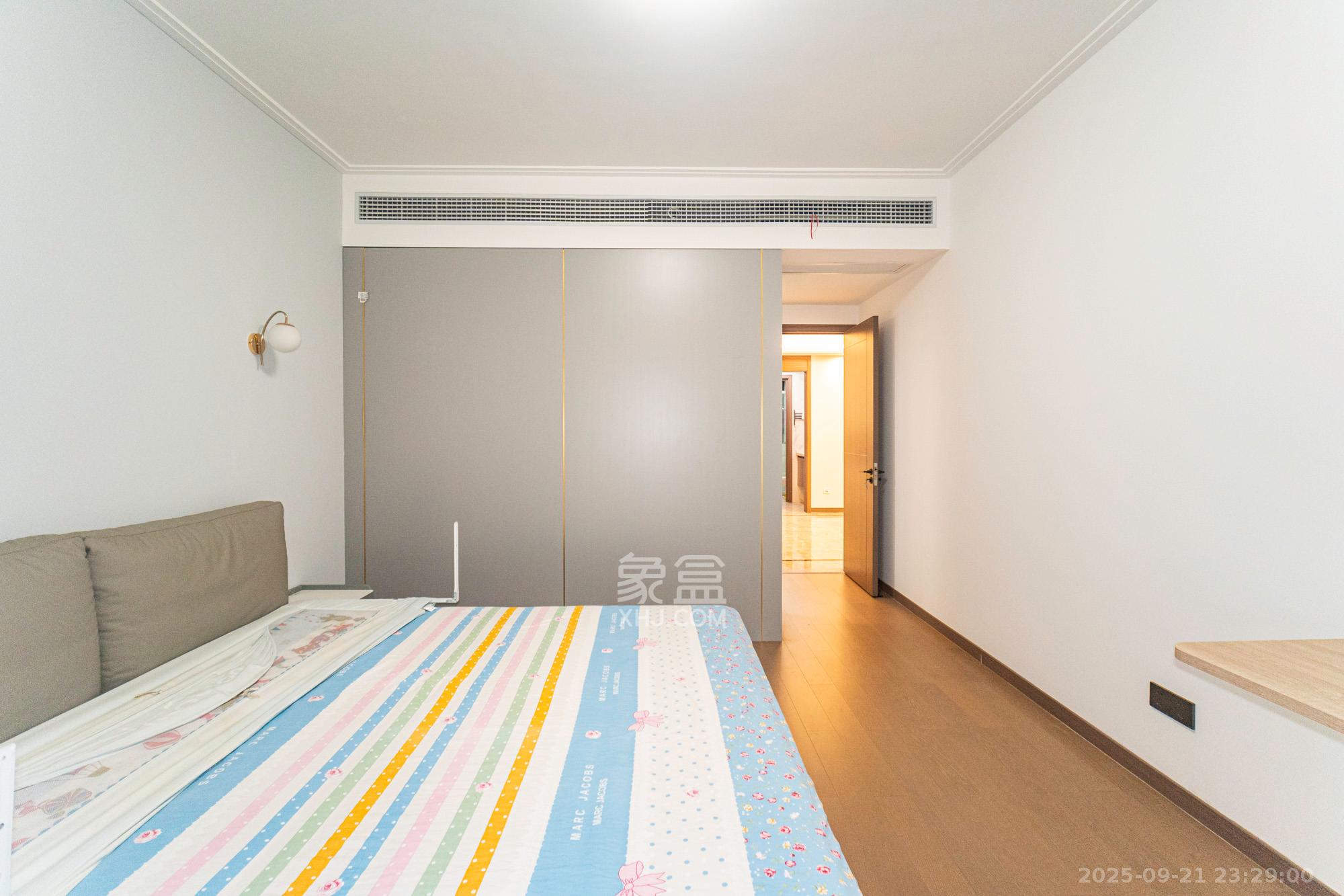 绿地V岛 4室2厅2卫 235.0万 绿地V岛 4室2厅2卫 235.0万卧室