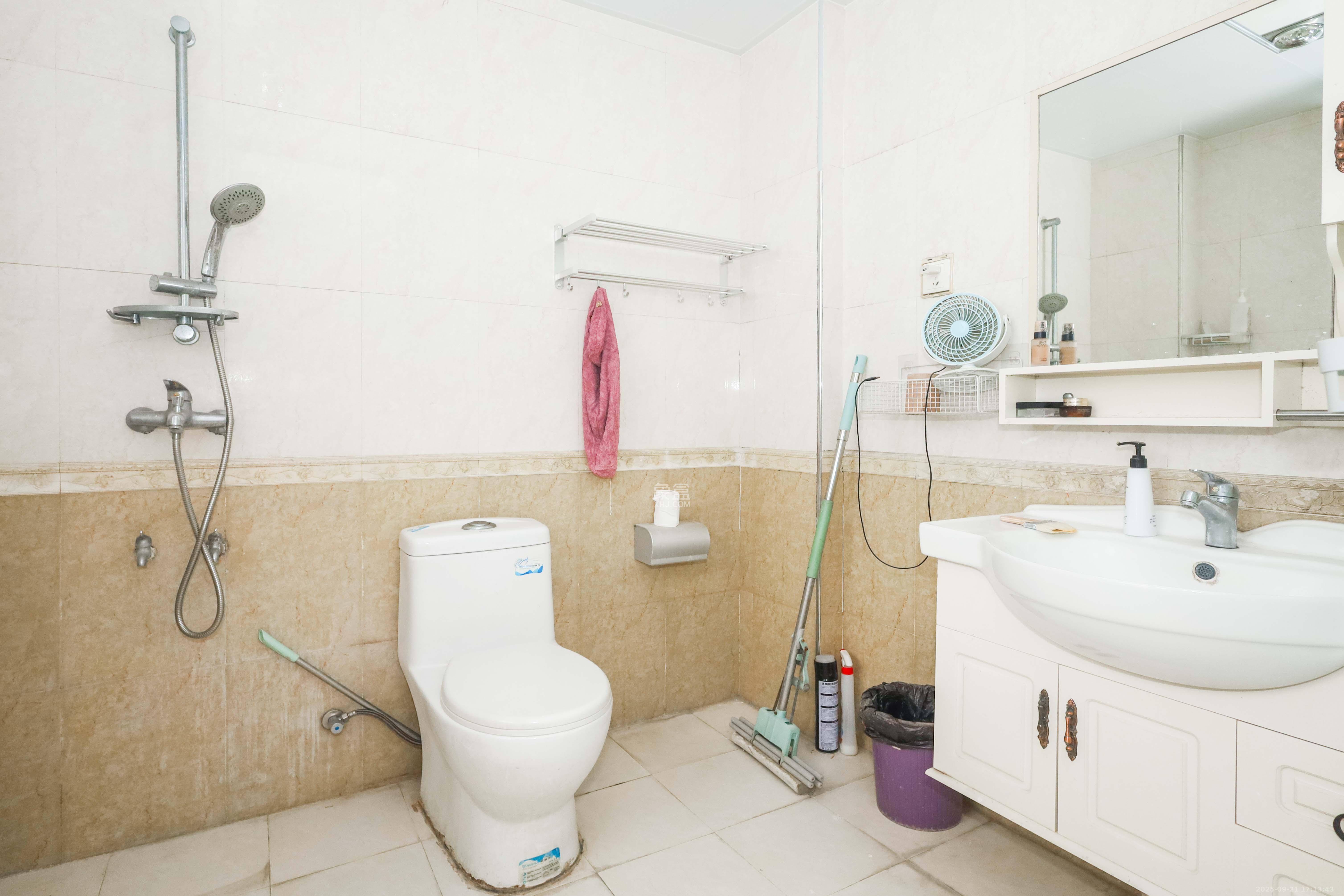 麓谷公馆(涉外国际公馆) 3室2厅2卫 95.0万 麓谷公馆(涉外国际公馆) 3室2厅2卫 95.0万卫生间