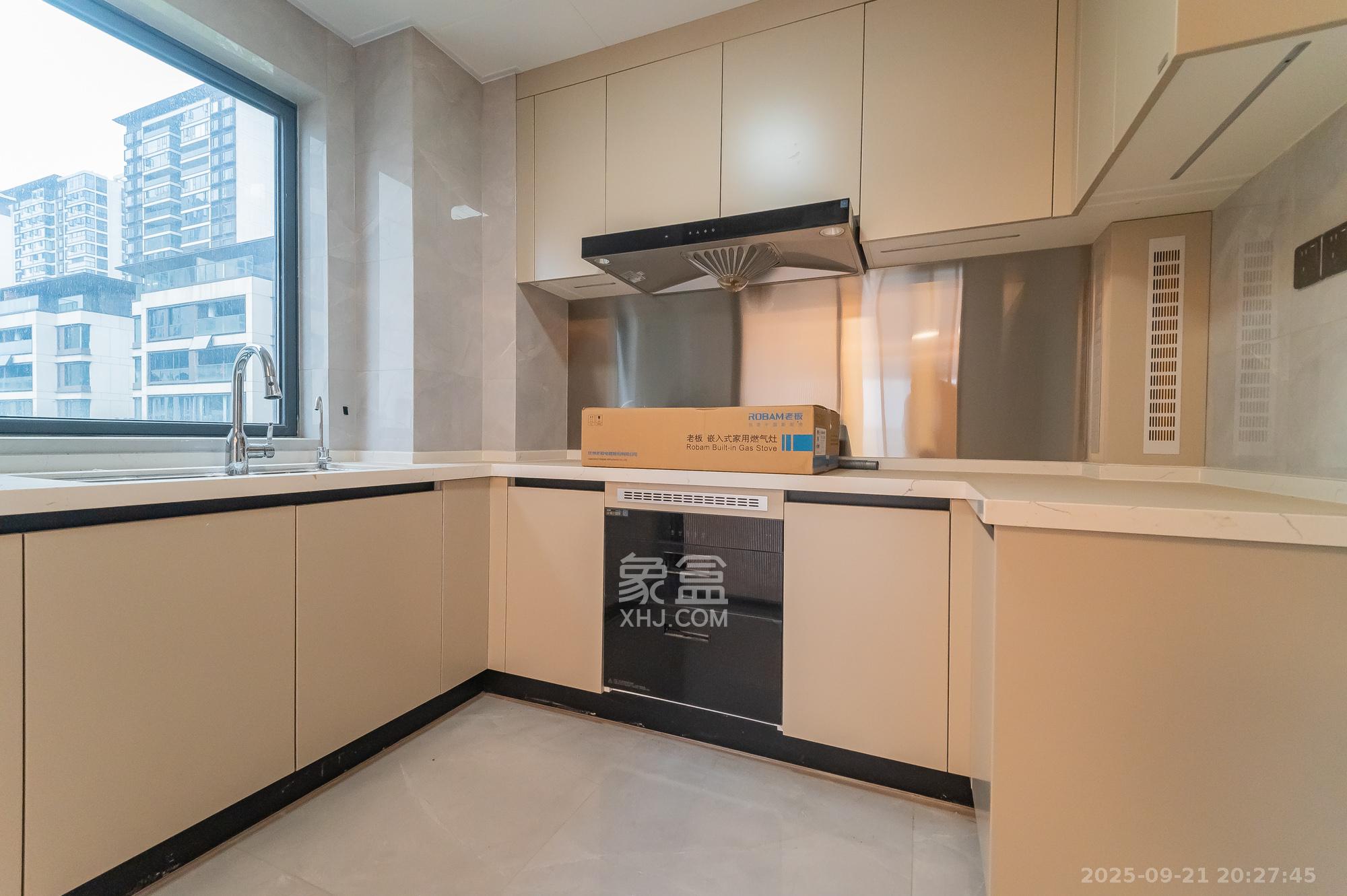 三一云谷  4室2厅2卫    150.0万厨房