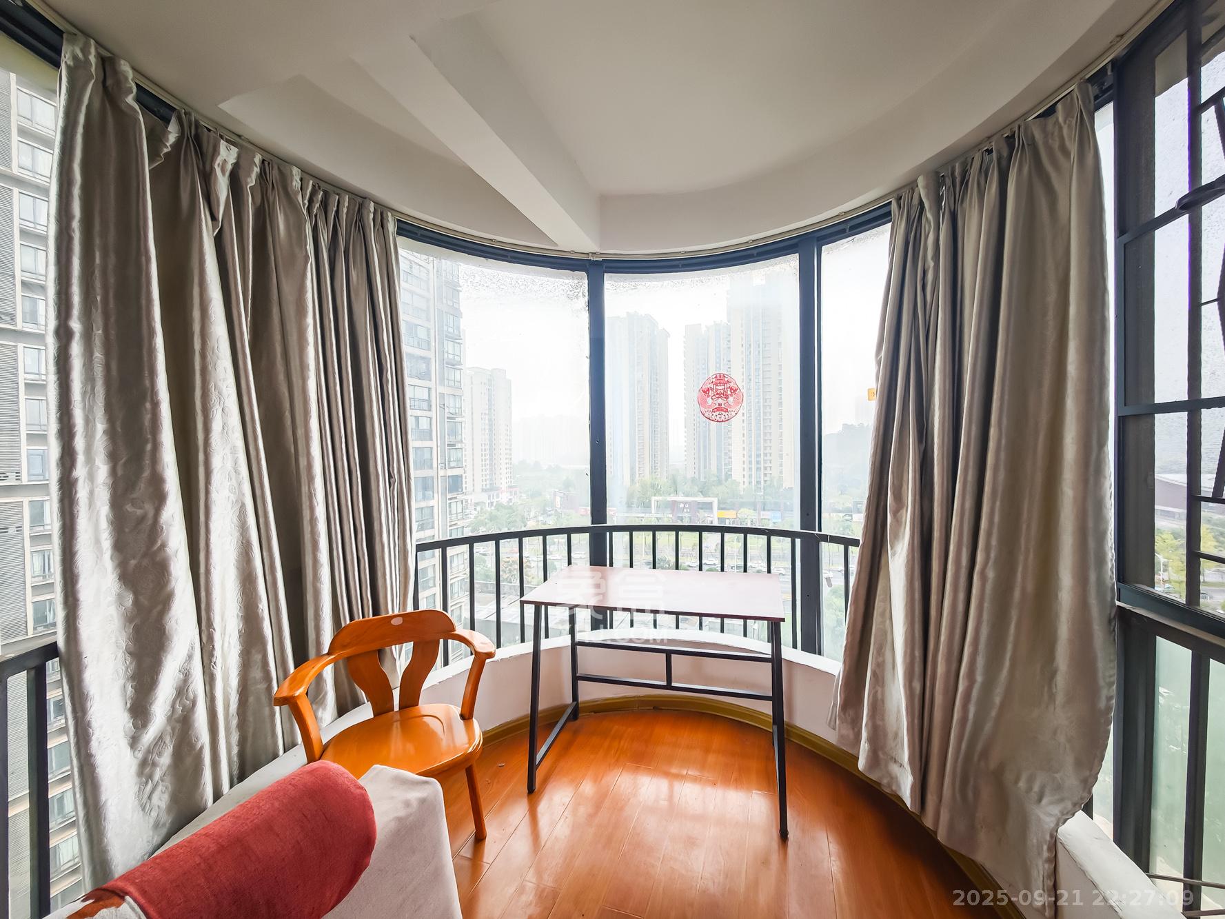 极目楚天 4室2厅2卫 88.0万 极目楚天 4室2厅2卫 88.0万阳台