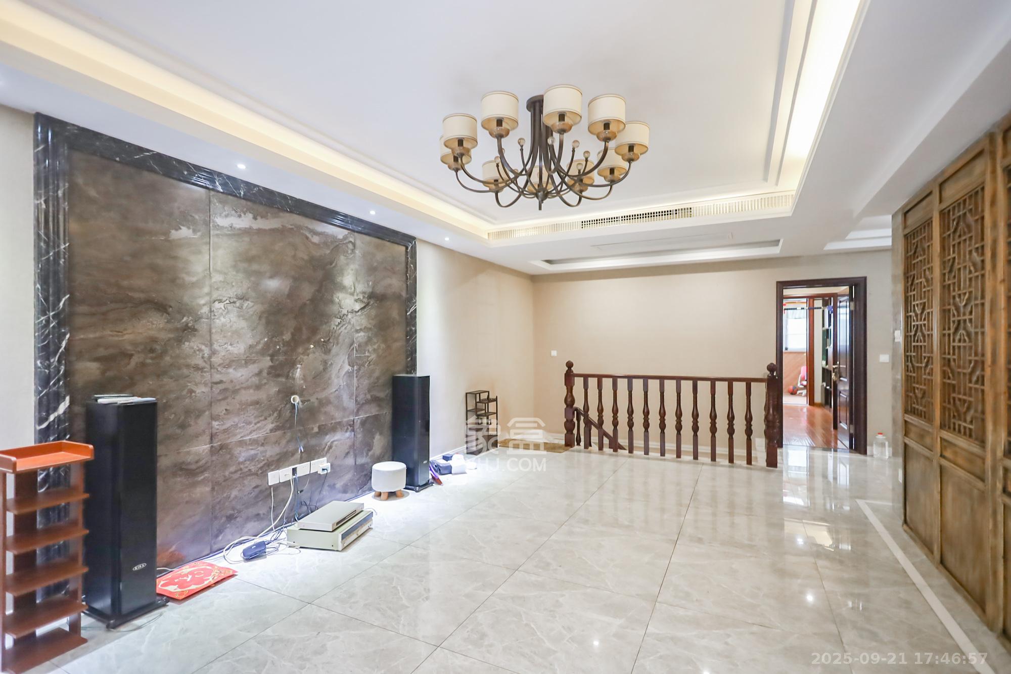 世茂铂翠湾二期 4室2厅2卫 248.0万 世茂铂翠湾二期 4室2厅2卫 248.0万客厅