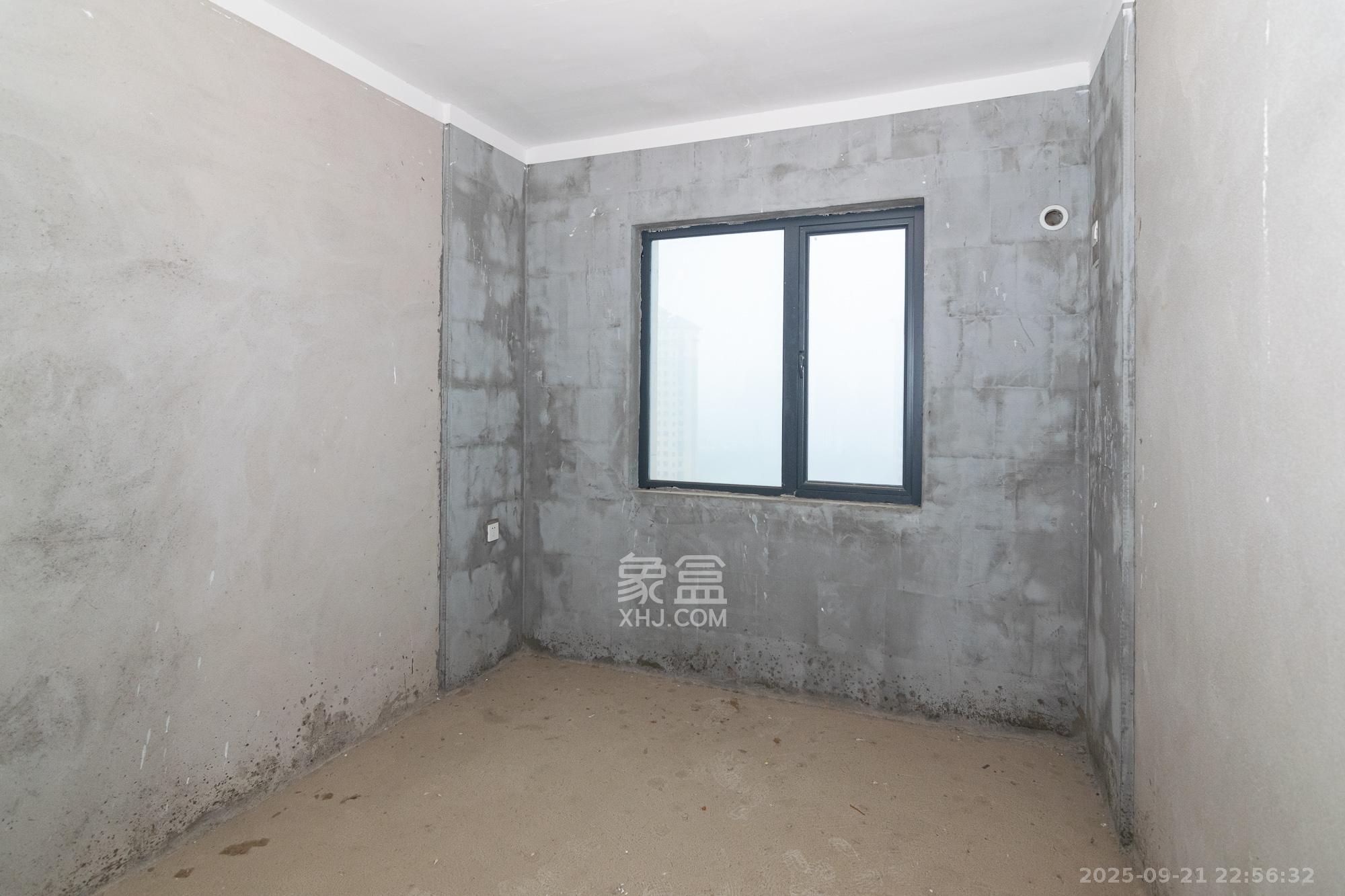 荣盛岳麓峰景  3室2厅2卫    56.0万卧室