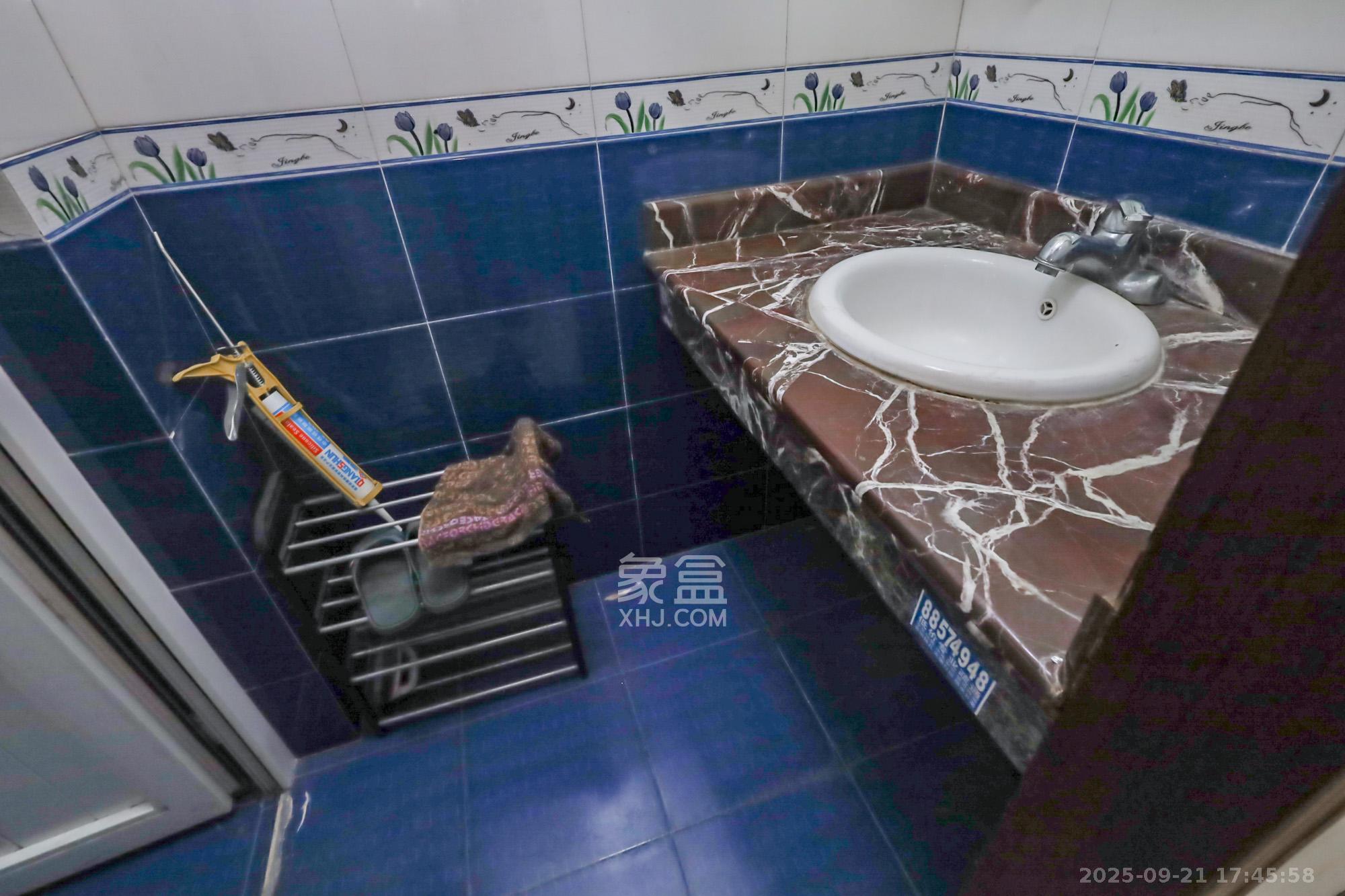 江岸景苑  3室1厅1卫    156.0万卫生间