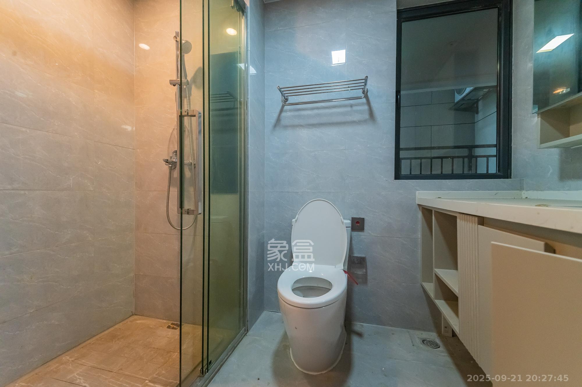 三一云谷  4室2厅2卫    150.0万卫生间