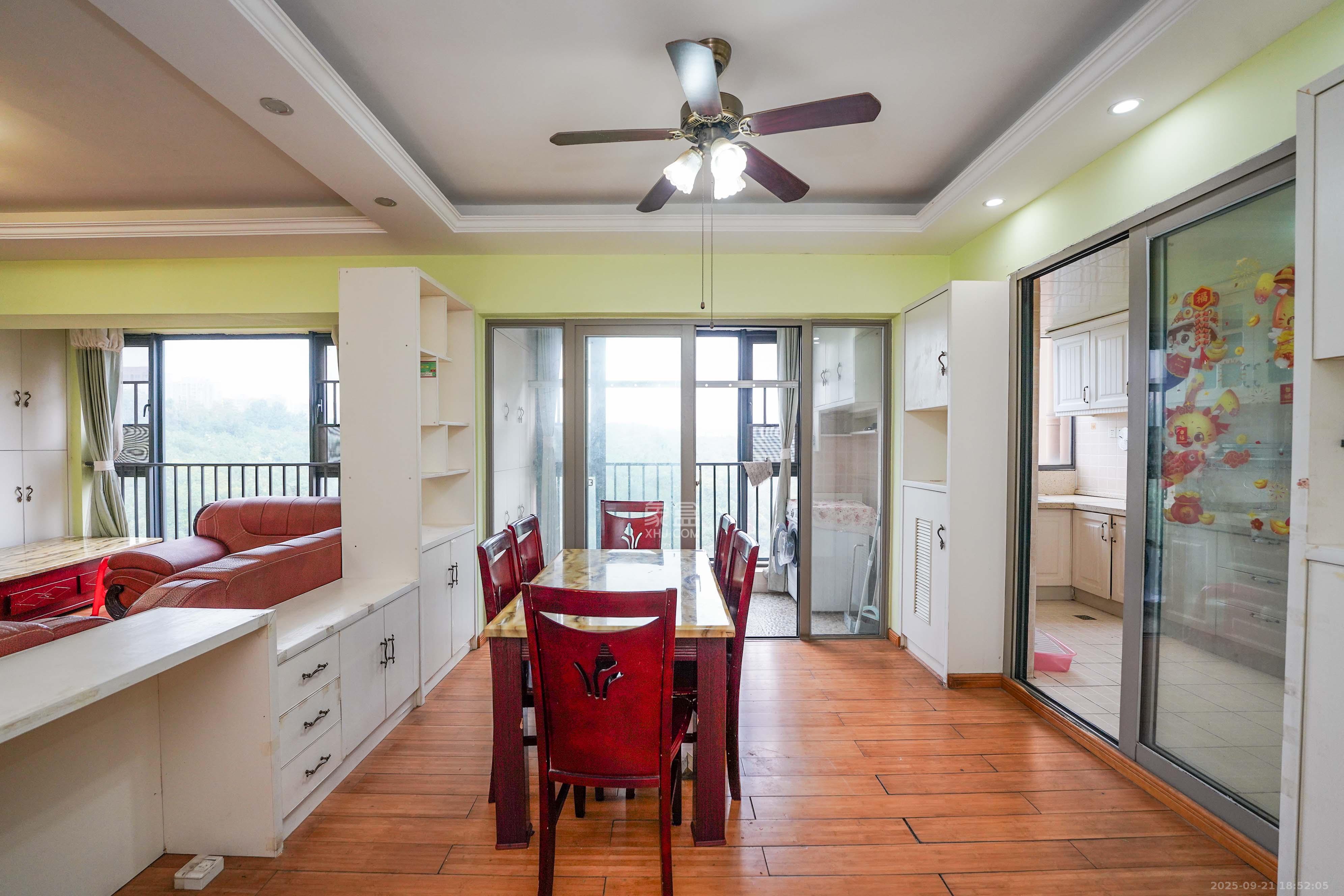 怡海星城  3室2厅2卫    69.0万 怡海星城  3室2厅2卫    69.0万客厅