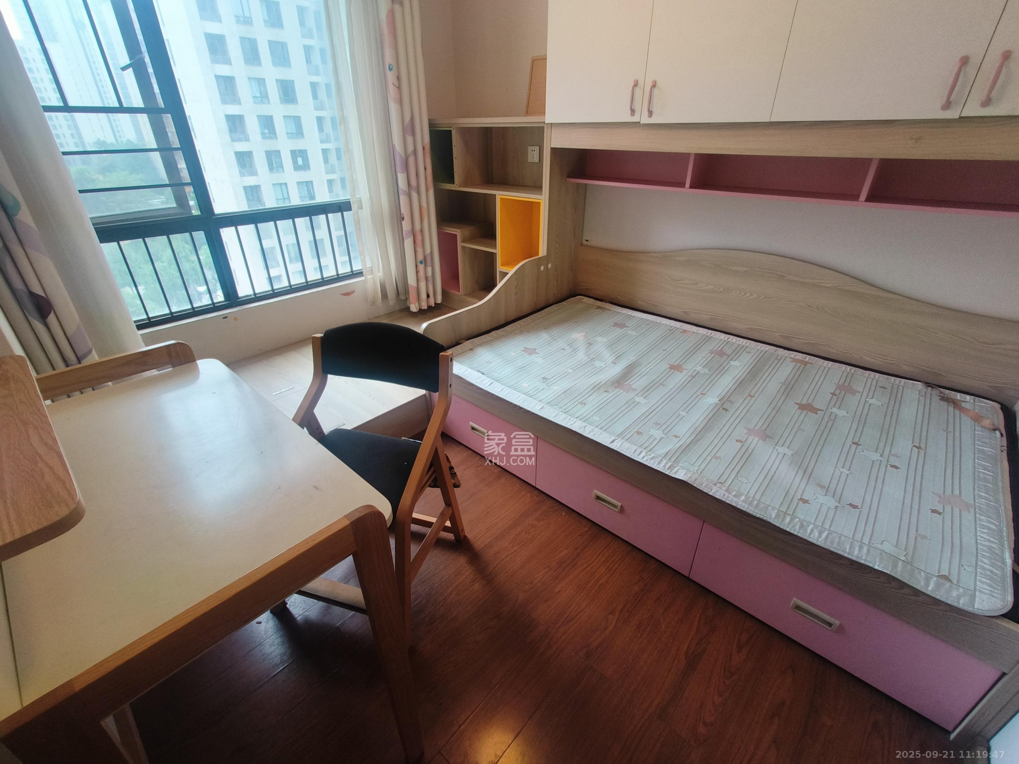 万科城 3室2厅1卫 2400.0元/月 万科城 3室2厅1卫 2400.0元/月室内图