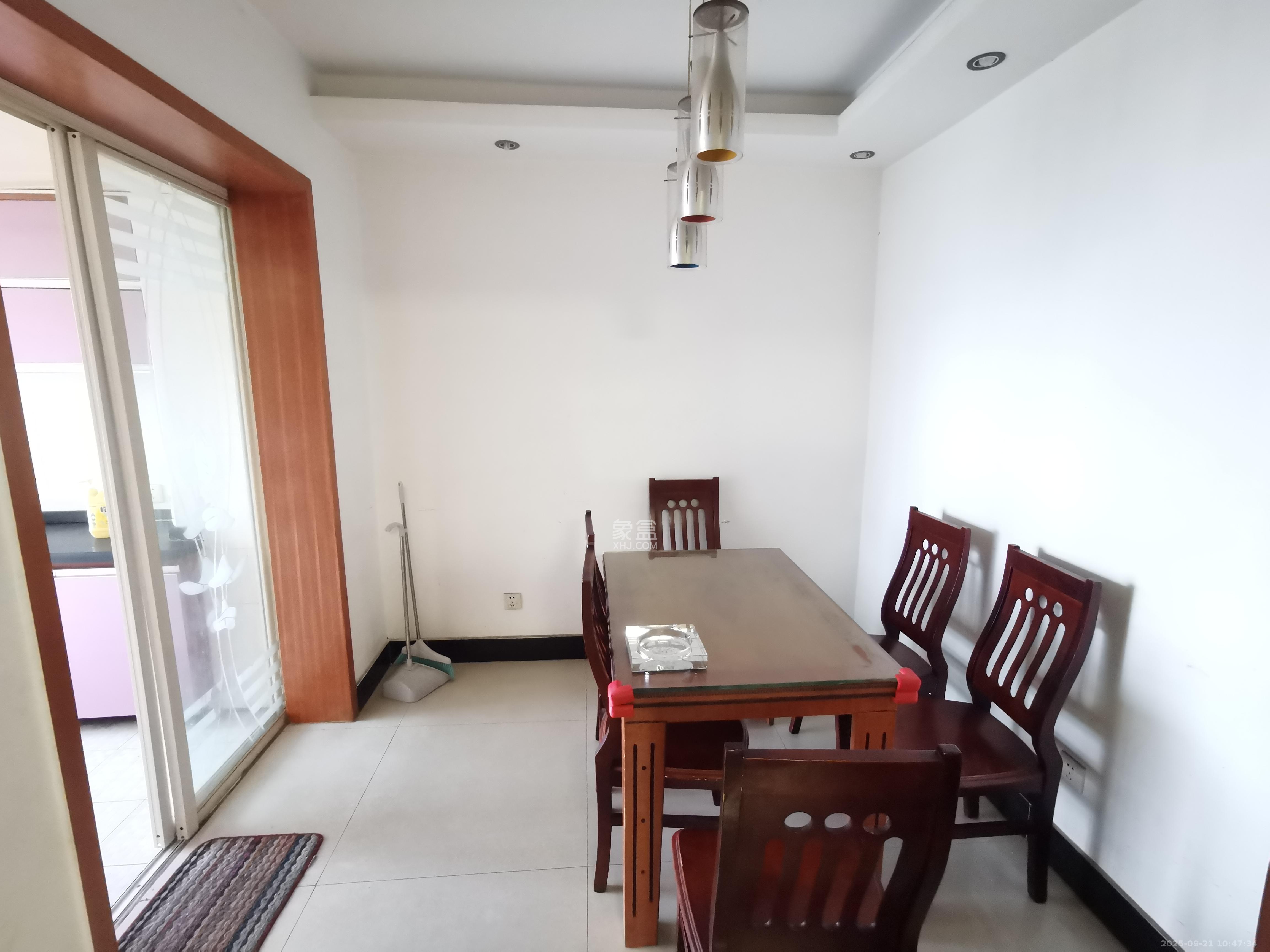 枫林美景  2室2厅1卫    2100.0元/月室内图