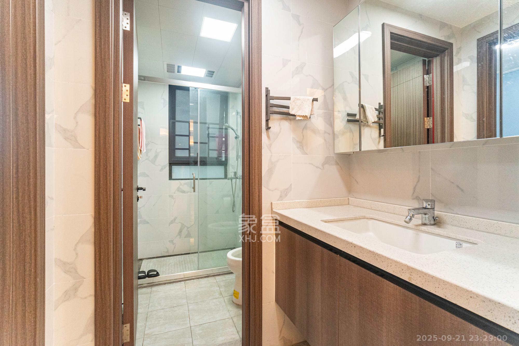 绿地V岛 4室2厅2卫 235.0万 绿地V岛 4室2厅2卫 235.0万卫生间