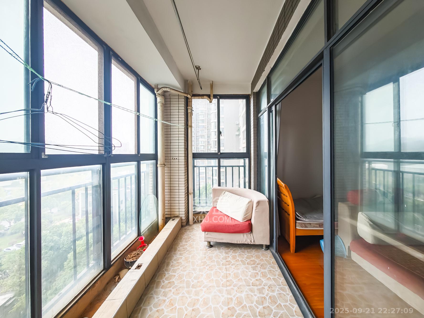 极目楚天 4室2厅2卫 88.0万 极目楚天 4室2厅2卫 88.0万阳台