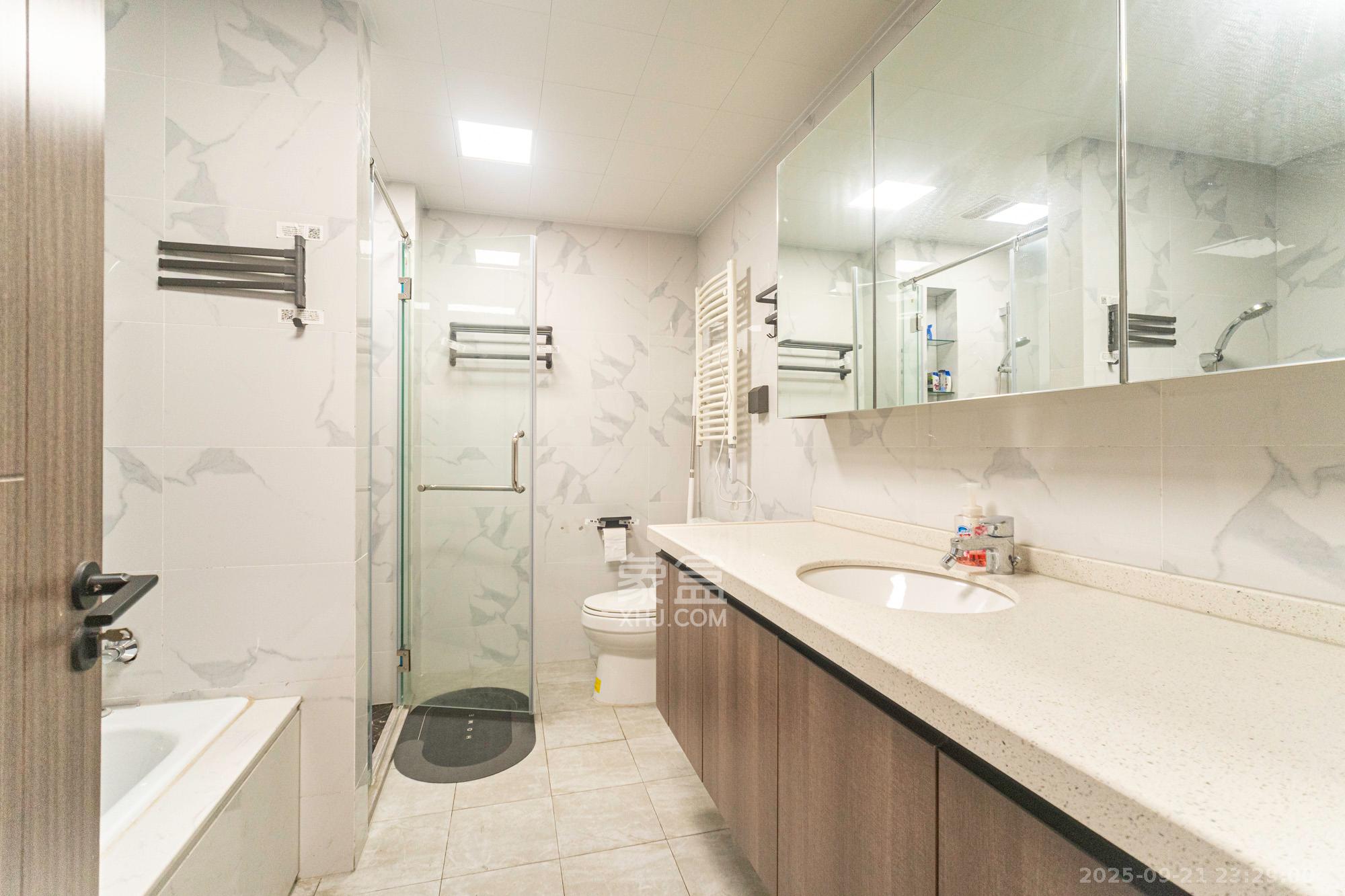 绿地V岛 4室2厅2卫 235.0万 绿地V岛 4室2厅2卫 235.0万卫生间